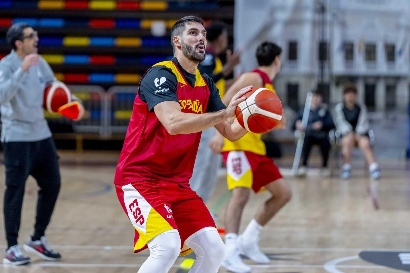 Alberto Díaz, Francis Alonso y Paco Aurioles, en la primera España de Chus Mateo
