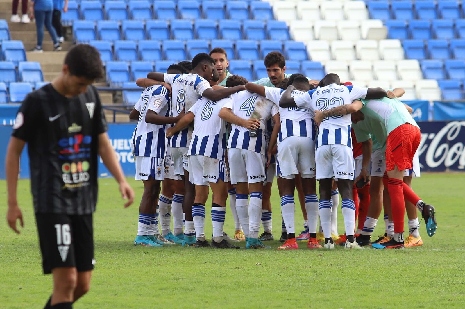 Los jugadores del Recre hacen piña tras la victoria ante El Ejido.