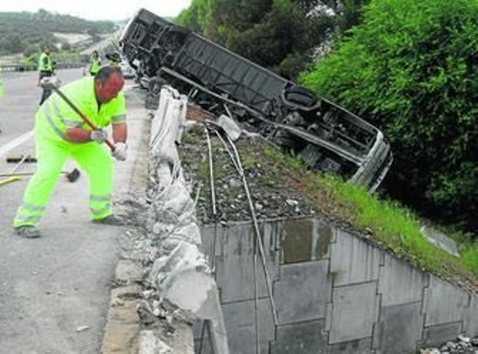 El vuelco del autobús en la Autovía de Andalucía fue muy espectacular