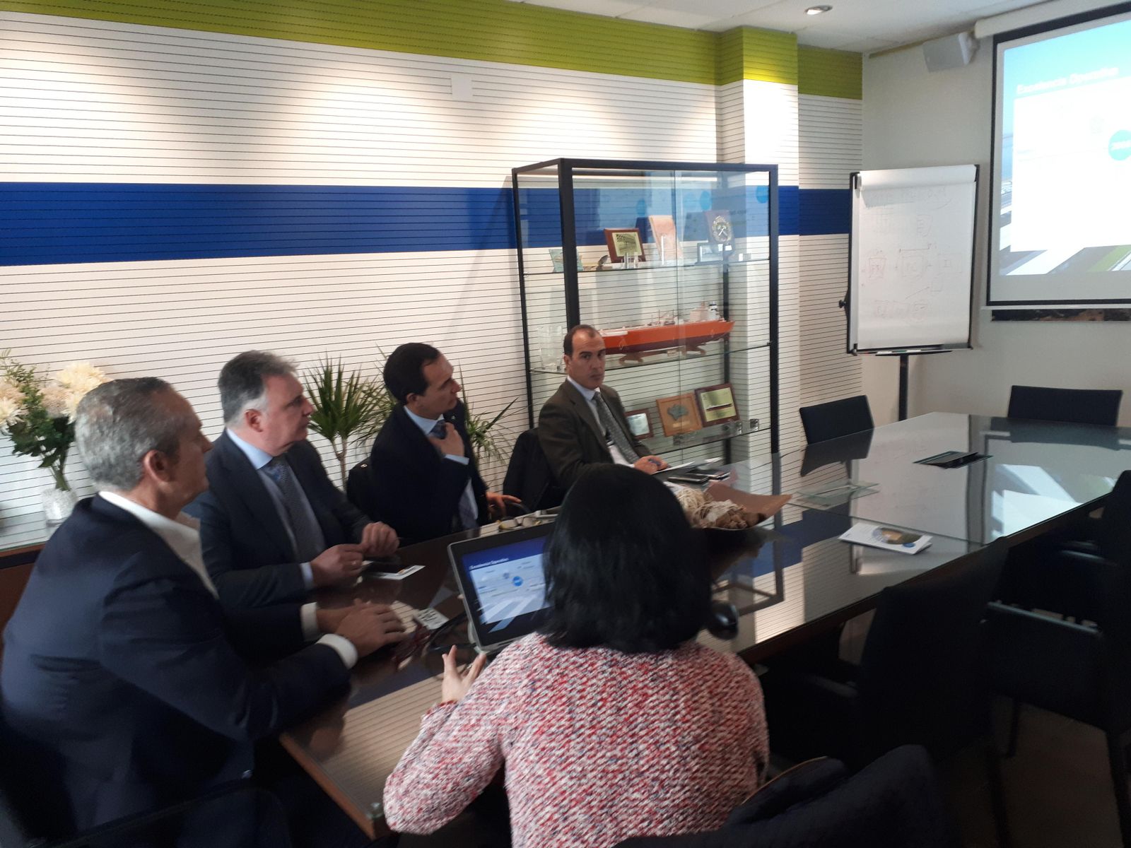 Momento de la visita a Enagás durante el día de ayer.