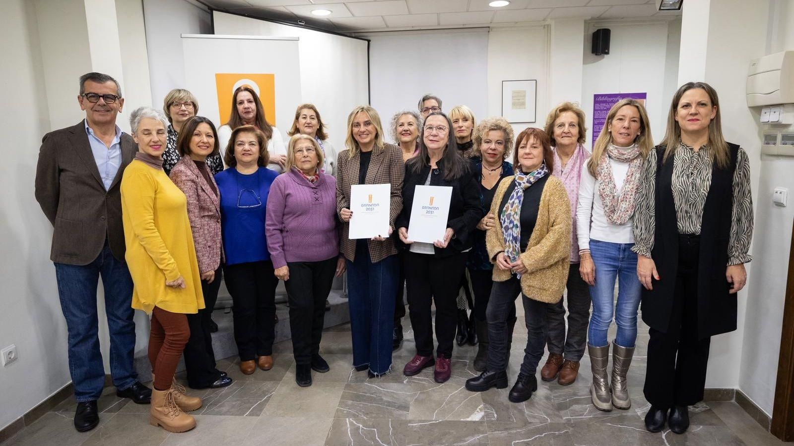 El acto de adhesión ha contado con la presencia de la alcaldesa Marifrán Carazo; la concejala Encarnación González; el concejal Juan Ramón Ferreira; la Ejecutiva del Consejo Municipal de la Mujer; y representantes de asociaciones de mujeres y de UGT.