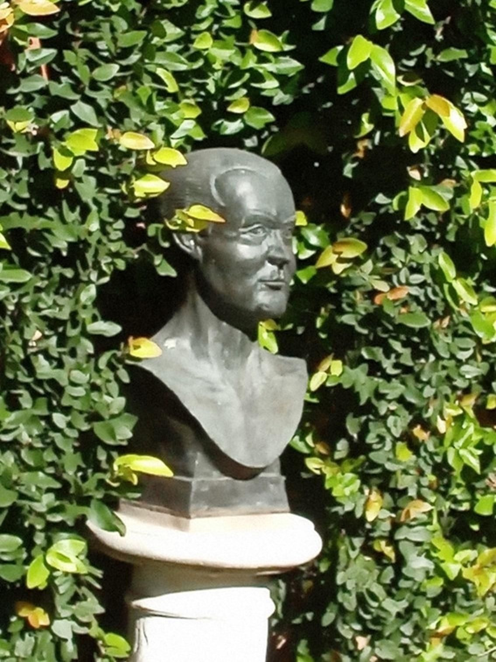 Busto de Federico García Lorca, situado primero ante las ruinas medievales y ahora dentro del Parque de María Cristina. Obra de Rafael Gómez de Avellaneda Sabio.