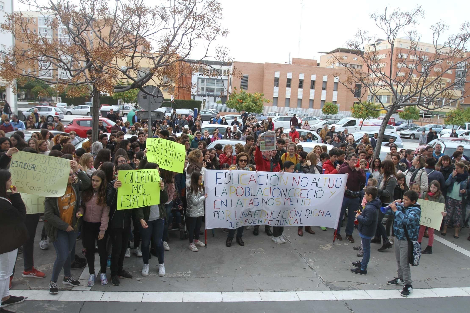 Concentración de padres y alumnos ante la Delegación de Educación.