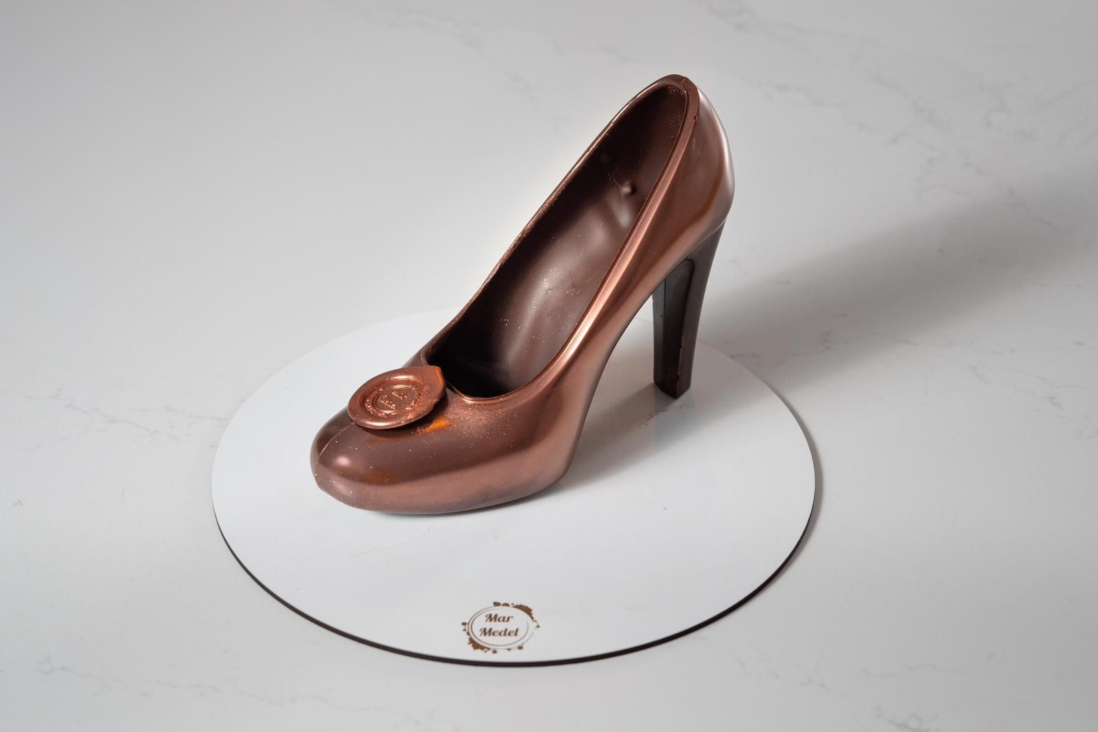 Escultura de zapato de tacón en chocolate negro