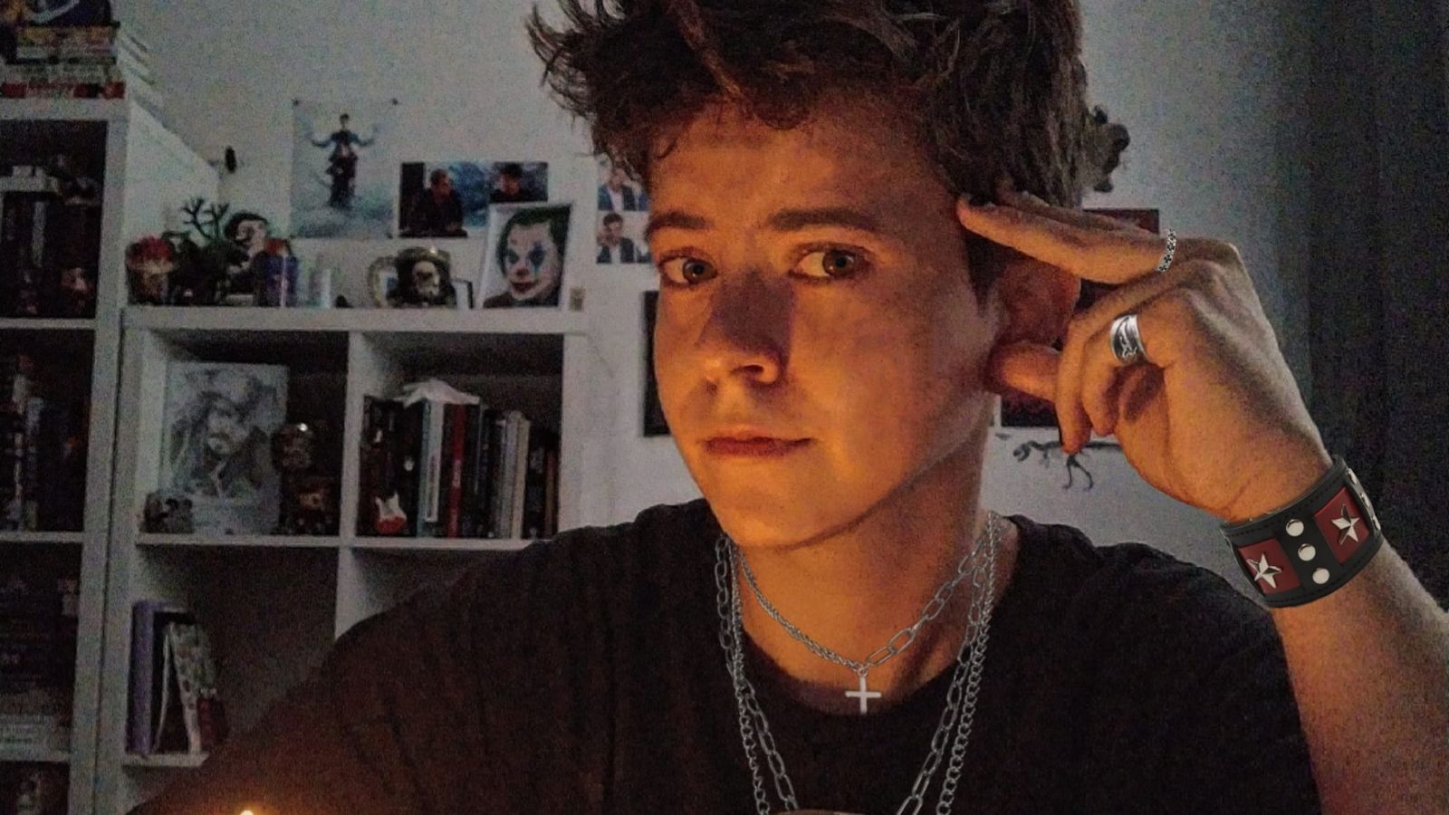 Leo Shaddix, el 'bookstagrammer' malagueño, con su biblioteca de fondo