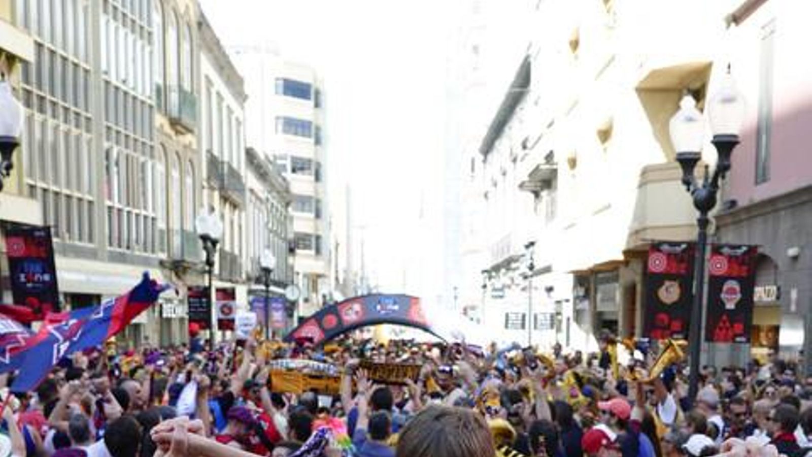 La gran fiesta de las aficiones en la Copa: Miles de personas toman las calles de Las Palmas