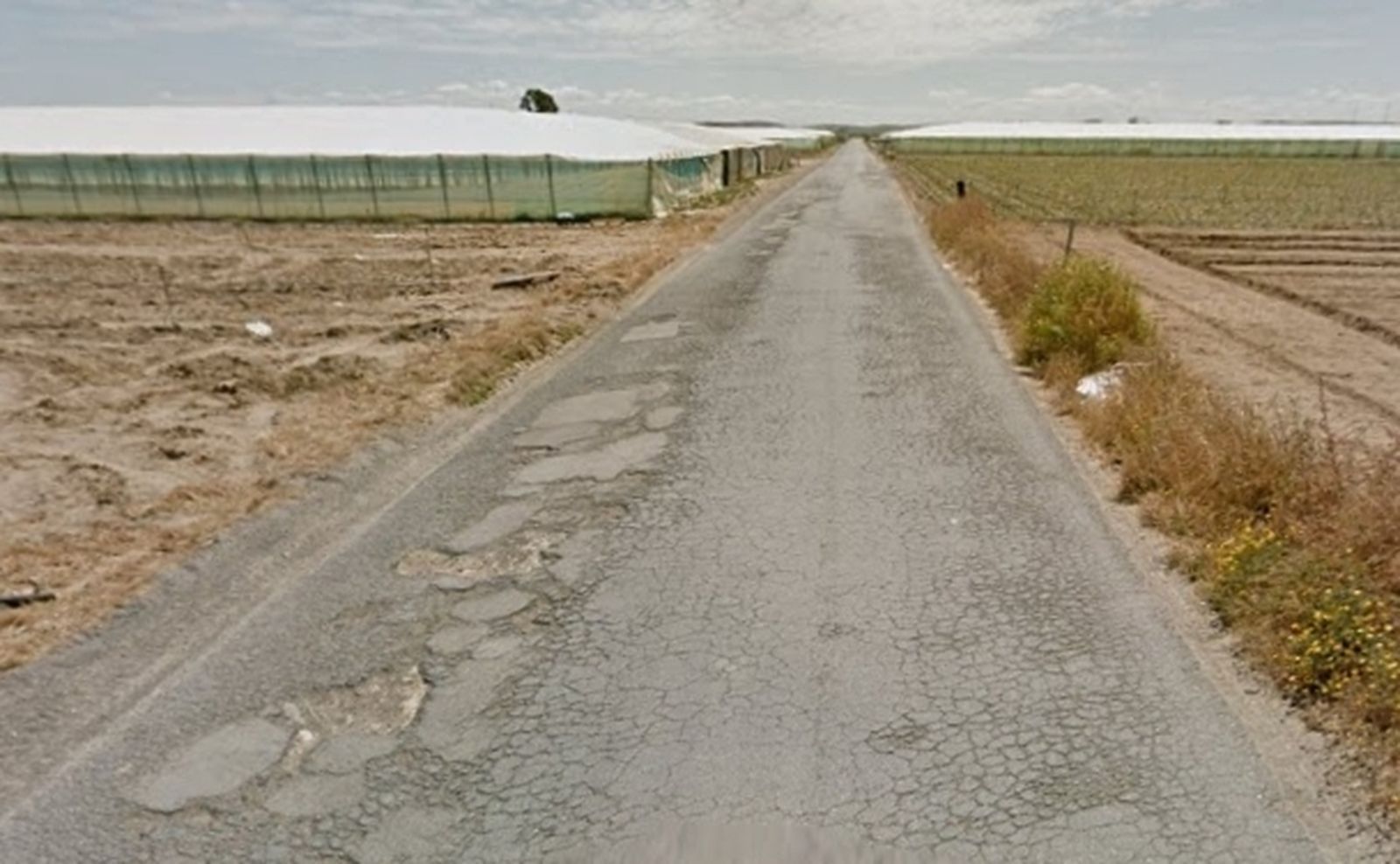 La calle G de La Algaida es un importante vial de acceso del transporte de mercancías de esta zona agrícola de Sanlúcar.