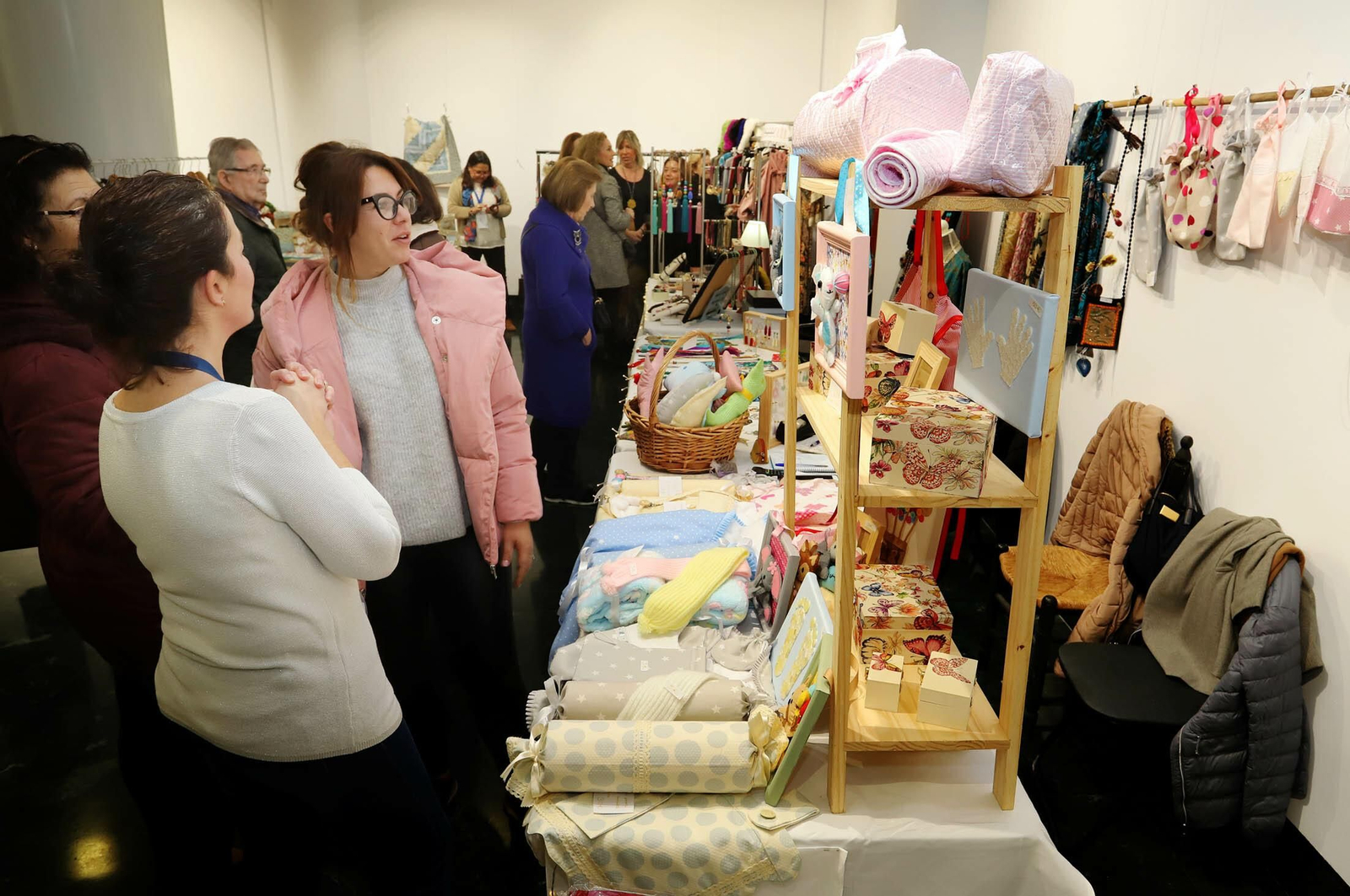 Imágenes del mercadillo navideño en Caja Rural del Sur