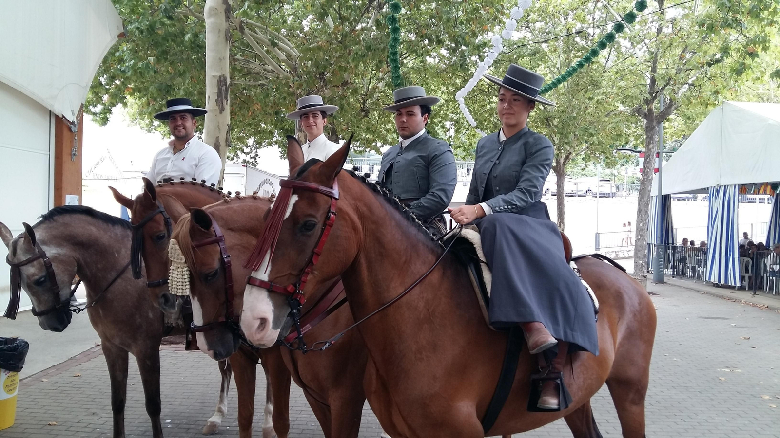 Varias personas montan a caballo en la Feria de Aracena