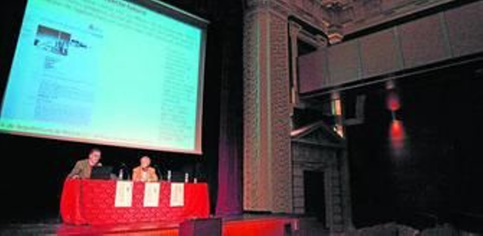 Un momento ayer de las V Jornadas de Archivos Históricos en la Sala Compañía.