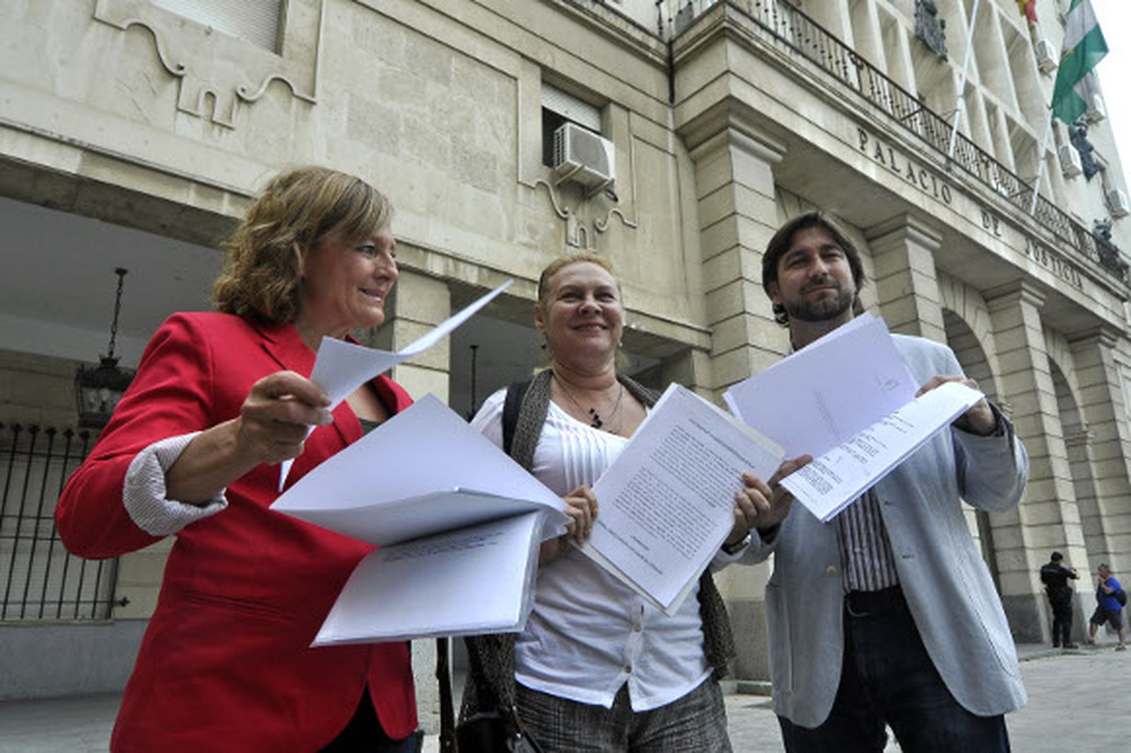 La oposición formaliza su denuncia contra Sanz y Carmona ante el fiscal