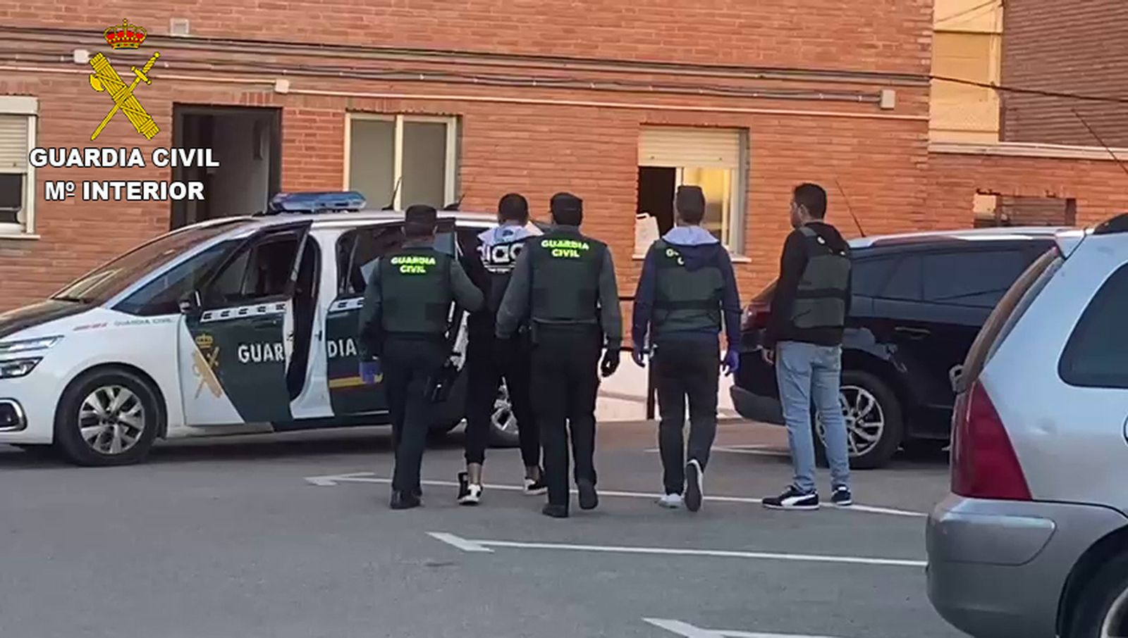Agentes llevando al cuartel dela Benemérita en Barbate a un detenido.