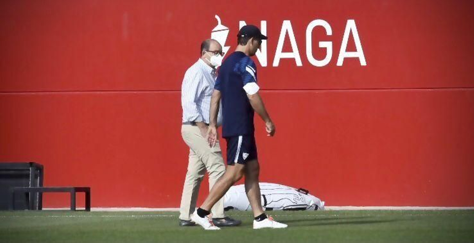 Julen Lopetegui dialoga con José castro en el entrenamiento de este domingo.