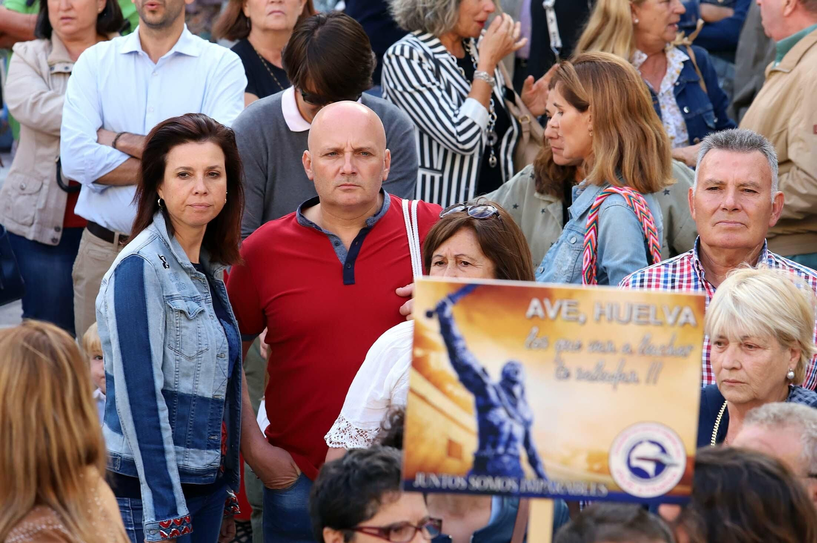 Imágenes de la concentración en defensa de la llegada del AVE a Huelva