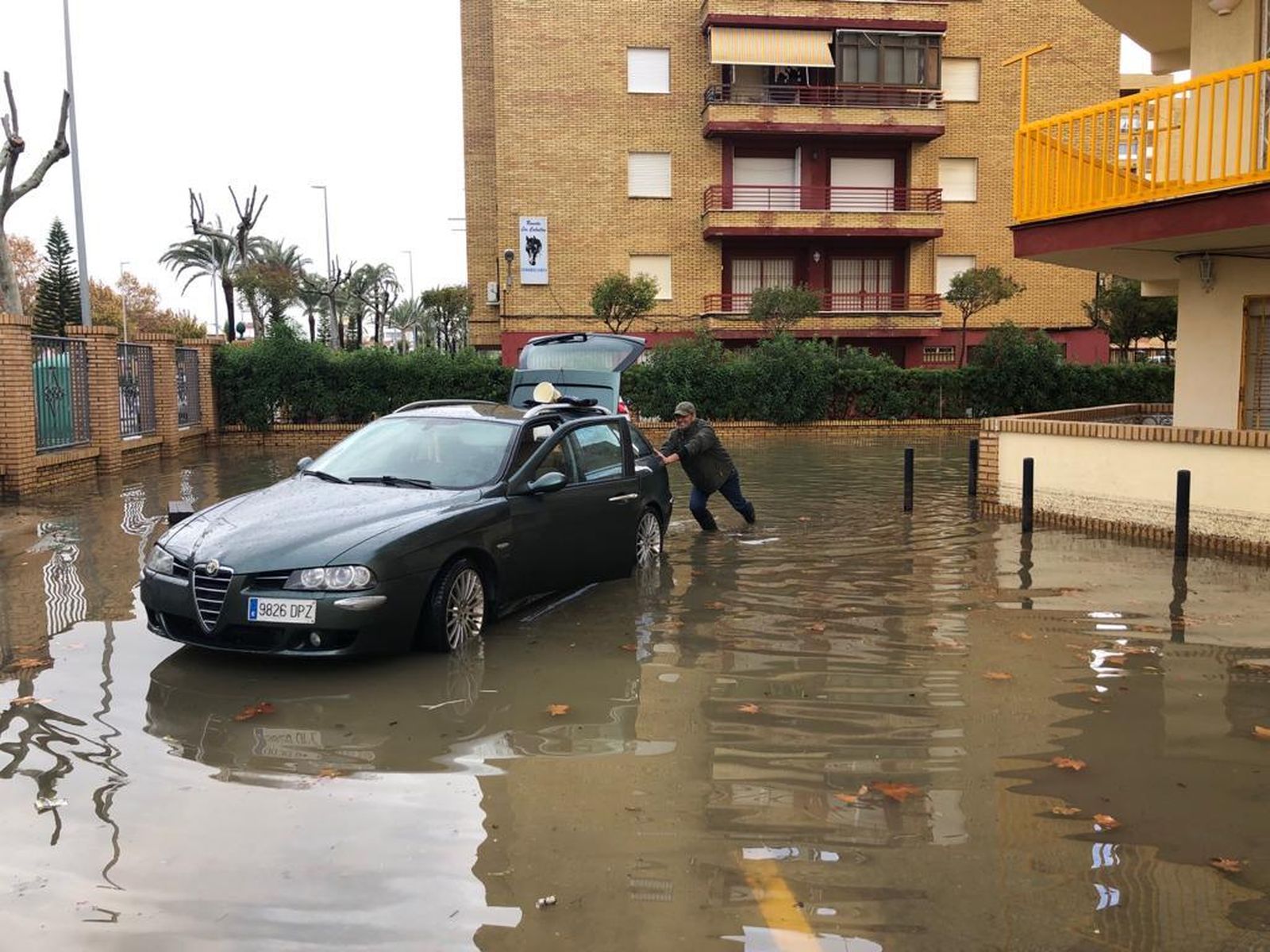 Los comercios de la la avenida de Castilla de La Antilla están prácticamente todos afectados y muchos coches y bajos de edificios