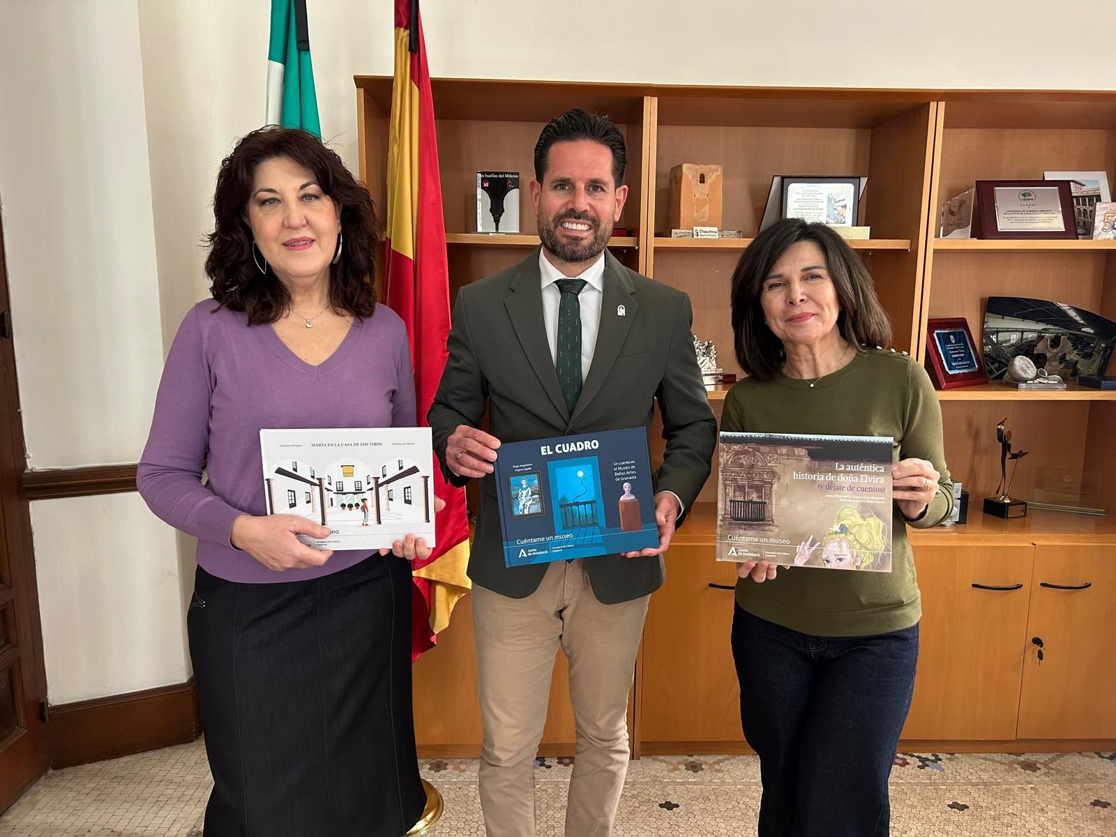 El delegado de Cultura, David Rodríguez, en el centro, en la presentación de los libros.