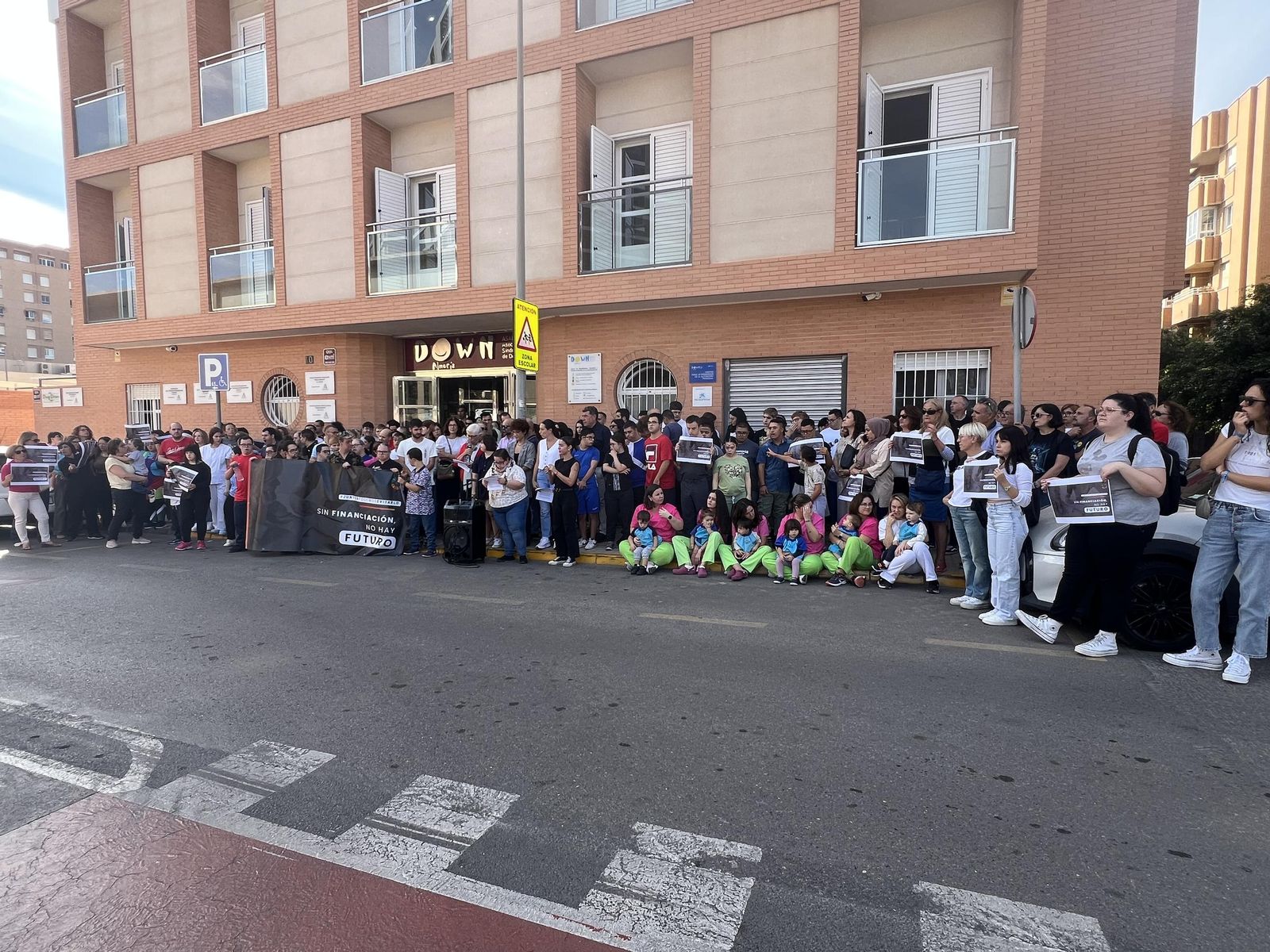 Concentración el la puerta de la Asociación Almeriense para el Síndrome de Down.