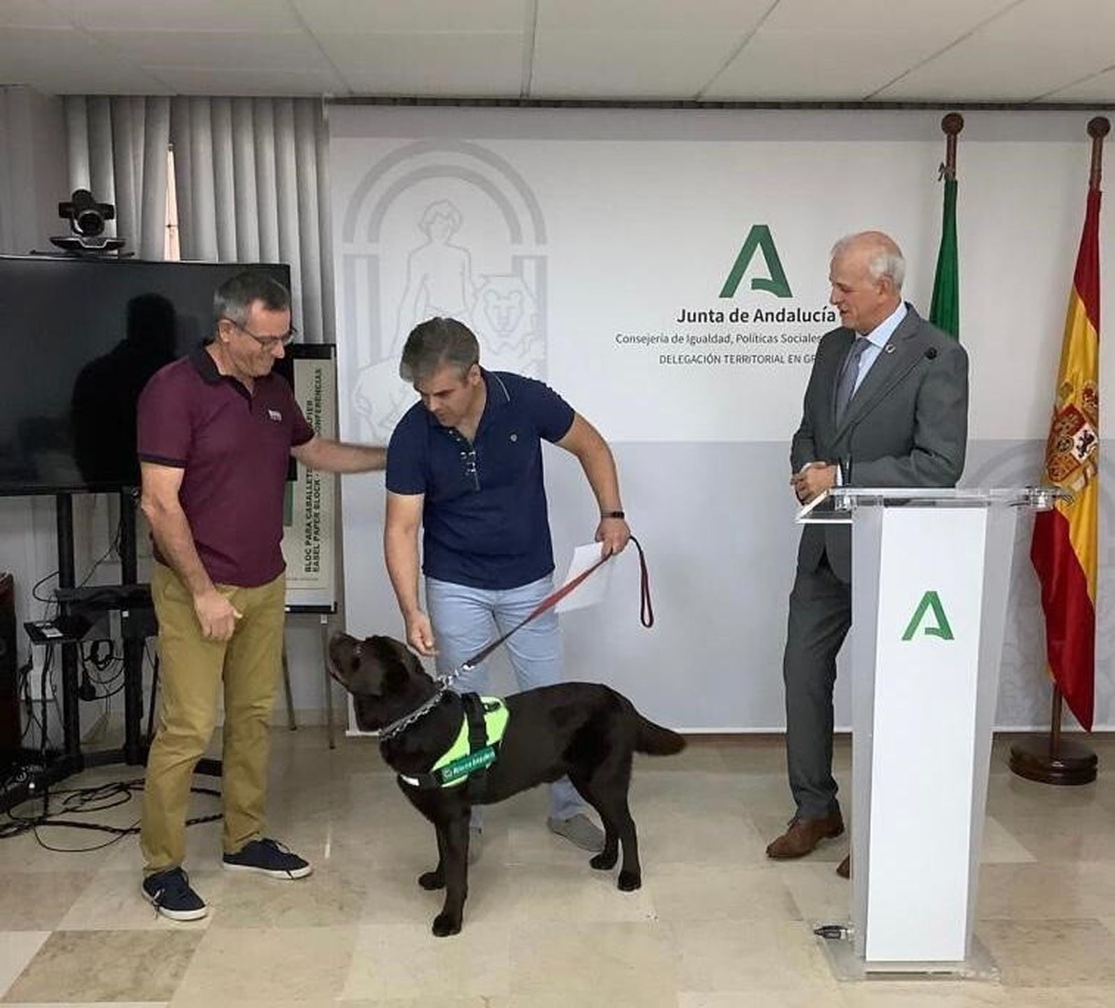 Igualdad otorga el reconocimiento oficial al primer perro de alerta médica de Andalucía