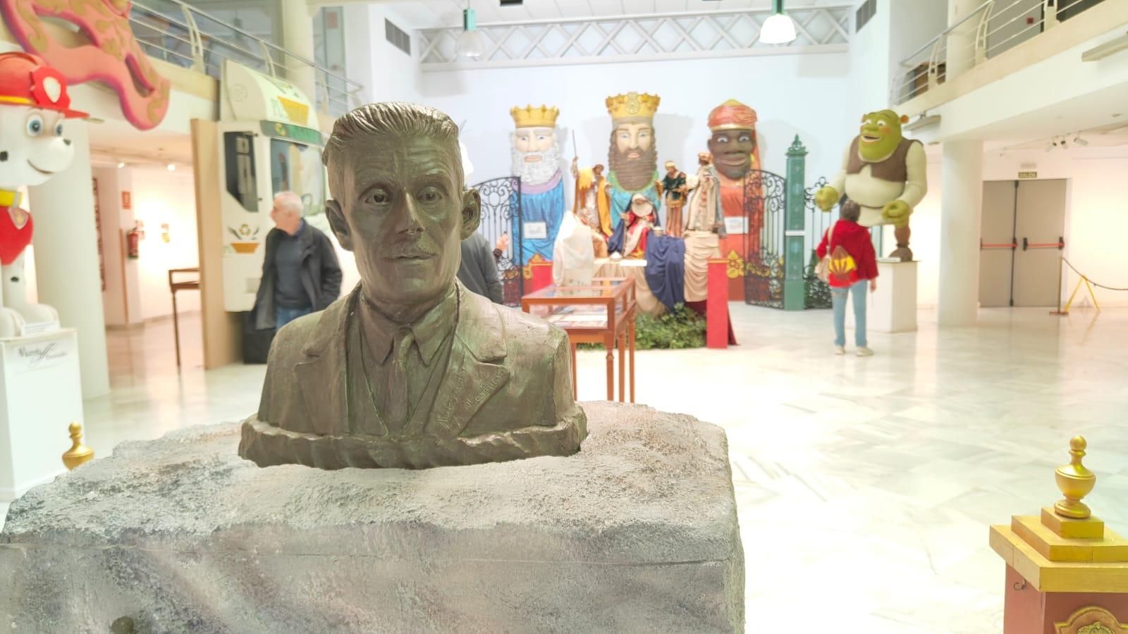 El busto de Ángel Martínez preside la entrada de la muestra.