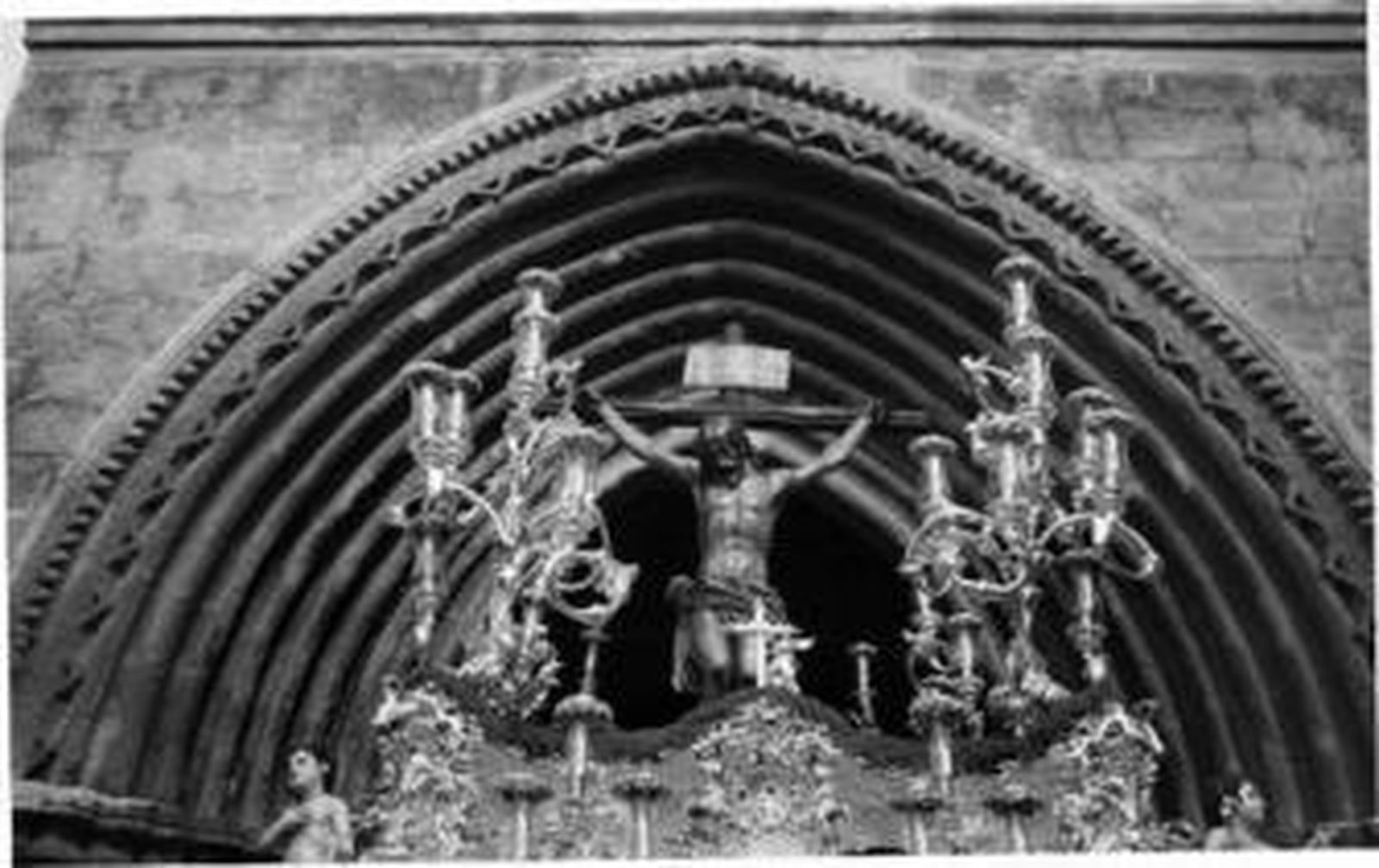 Nazarenos de la cofradía de Los Javieres durante su estación de penitencia.