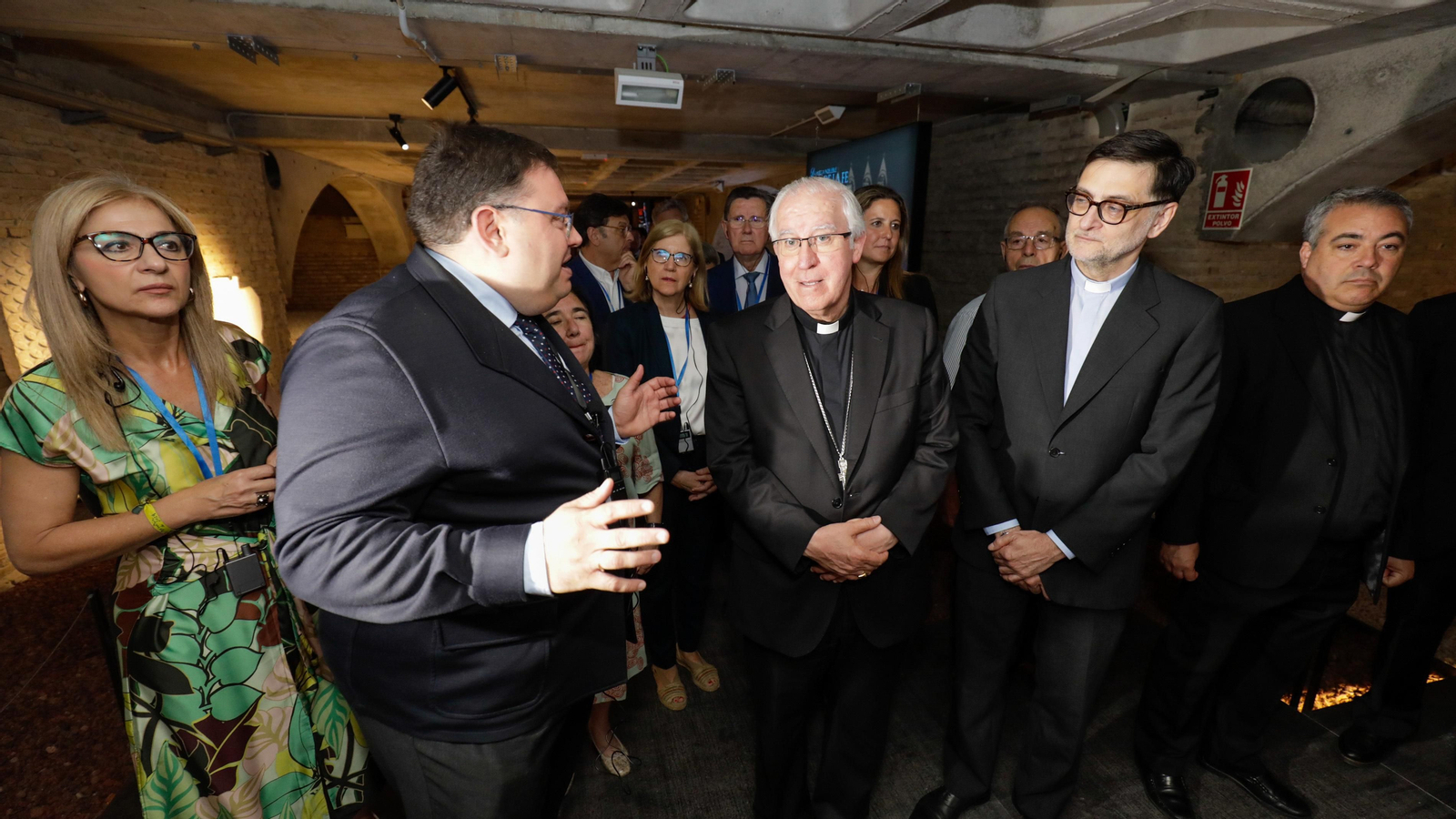 Presentación del proyecto expositivo "Huella de lo Sagrado" en la parroquia del Salvador