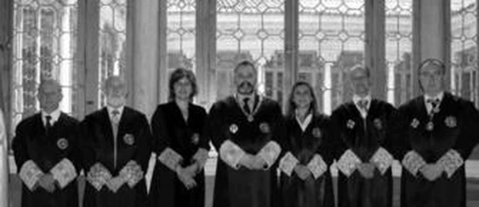 Los fiscales posan tras tomar posesión de sus cargos.