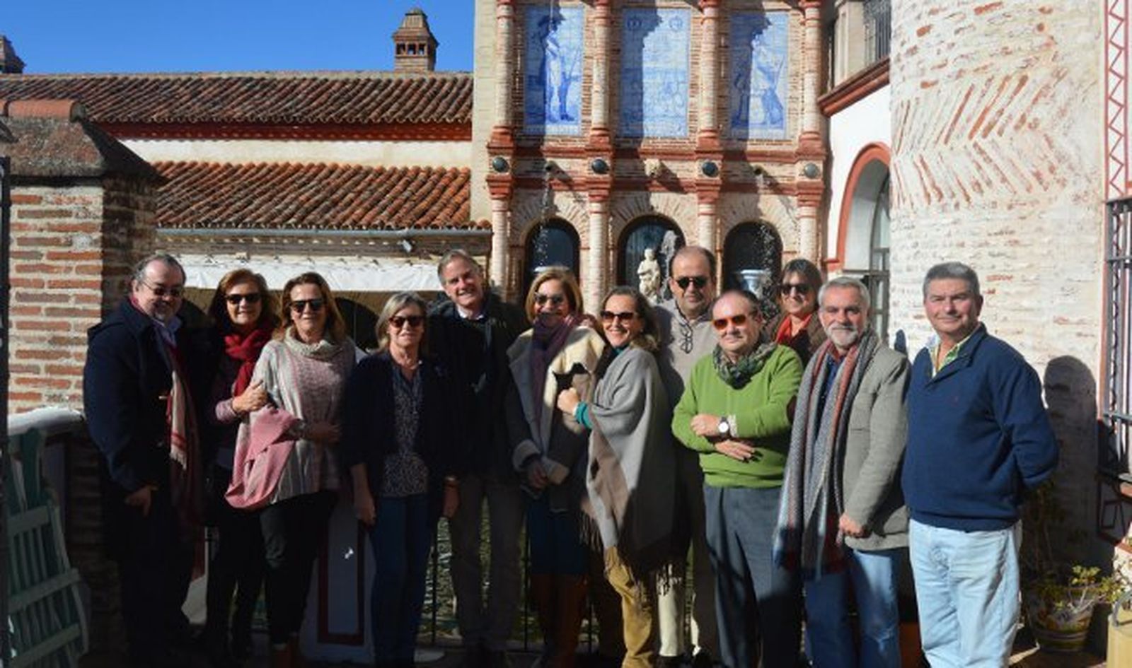 El anfitrión Manolo Morales con Muki Olidén, Mercedes Jara, Llilly Grosso, Paul Rogers, Susana Crespo, Pili Jiménez del Cuvillo, Carlos Maira, Manuel Ángel López Taillefert, María Eugenia Gónzalez, Carlos Marañón y Pedro Ximénez.
