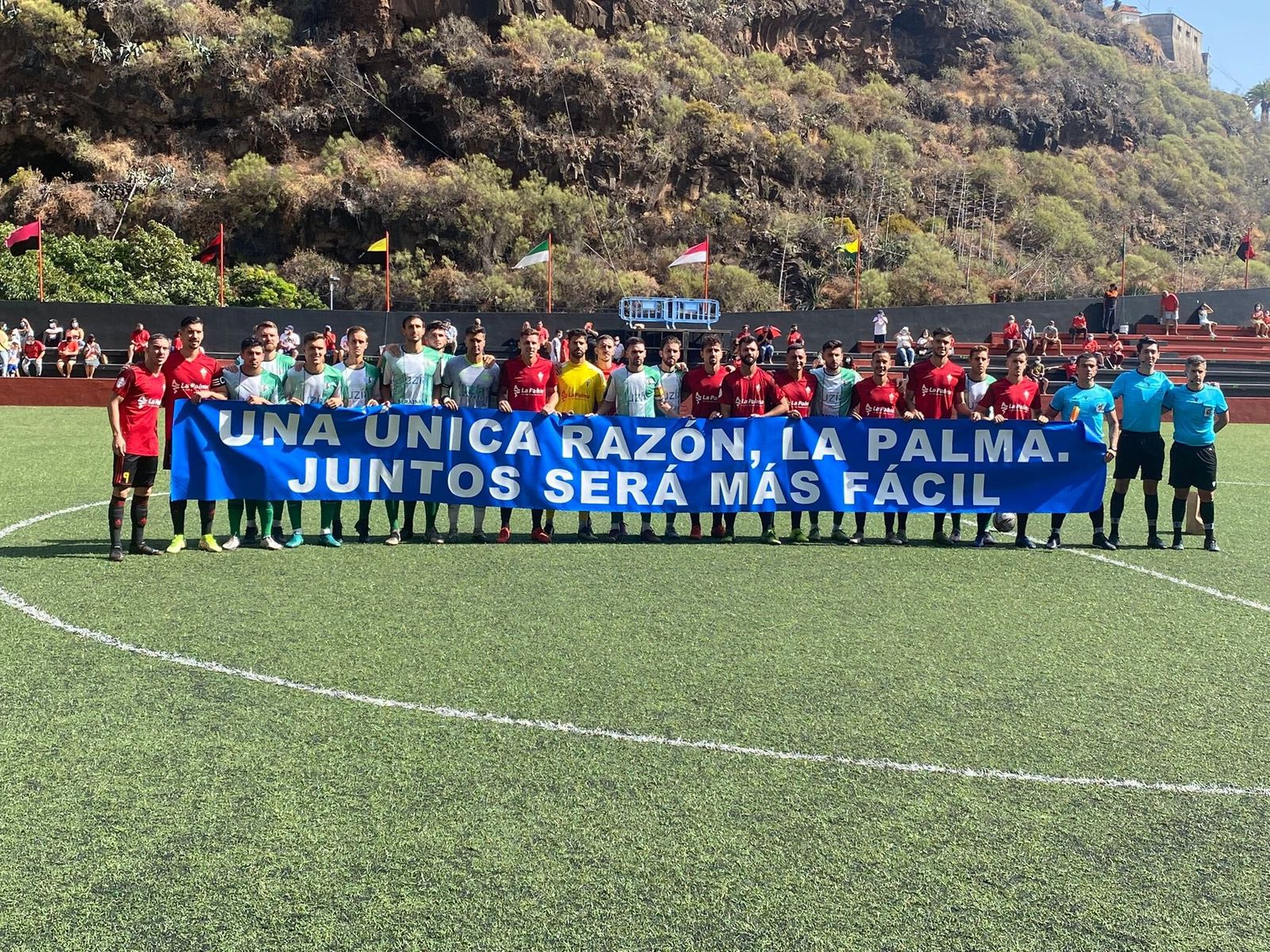 Pancarta conjunta en La Palma entre Antequera y Mensajero.