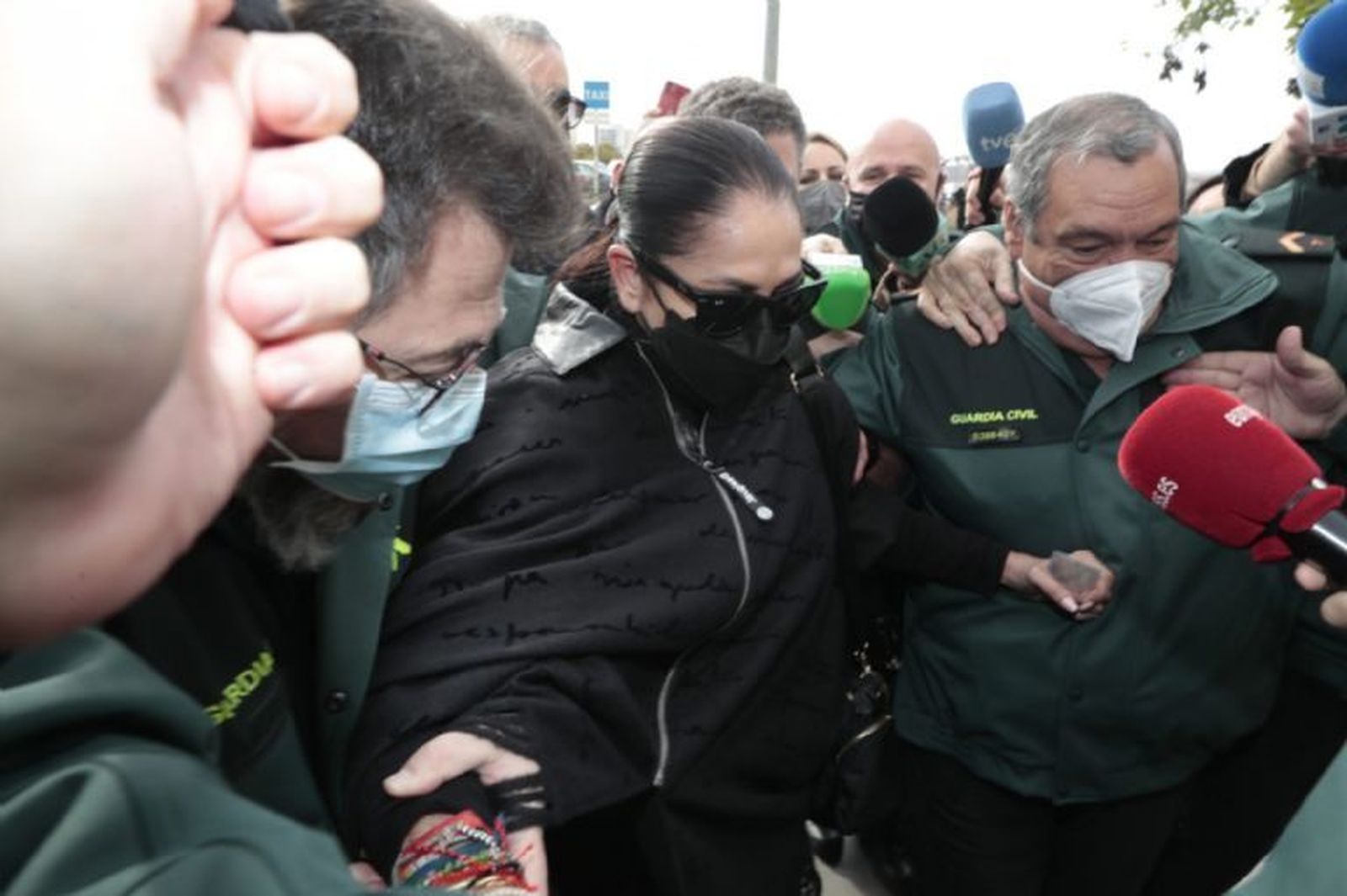 Isabel Pantoja, escoltada por la Guardia Civil, accede a los juzgados de Málaga el pasado 22 de marzo.