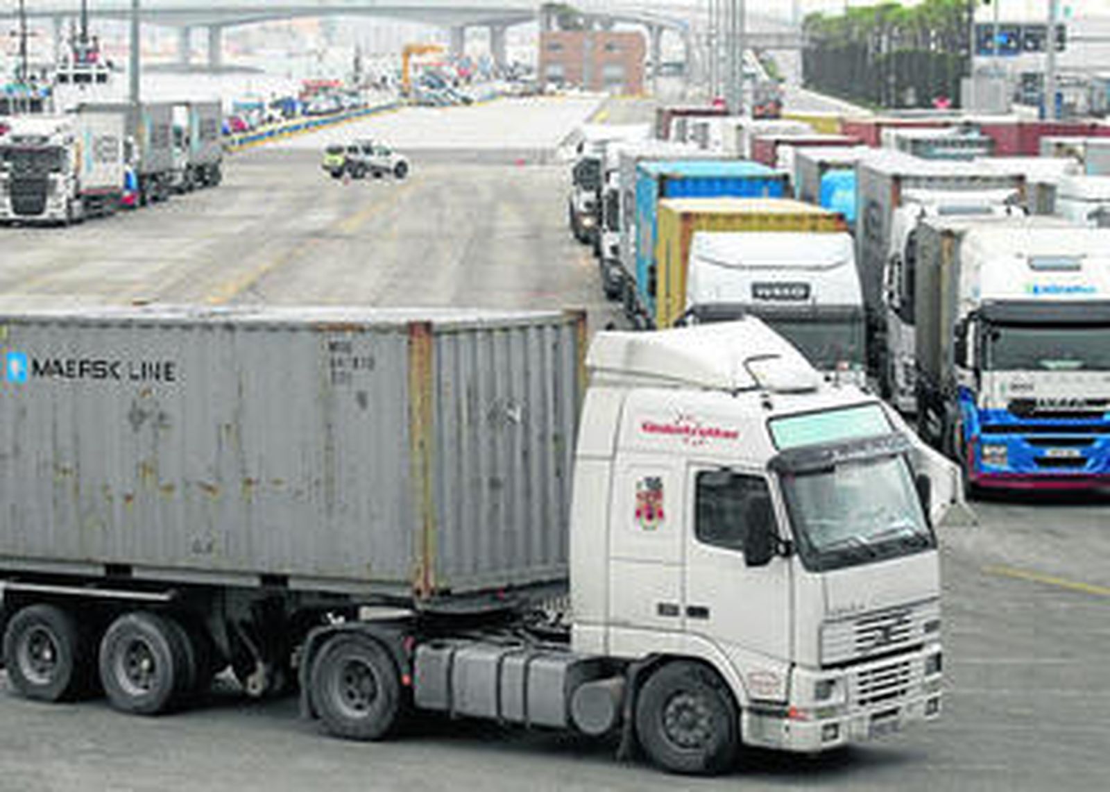 Imagen de camiones esperando su turno para acceder a APM Terminals Algeciras, ayer por la mañana.