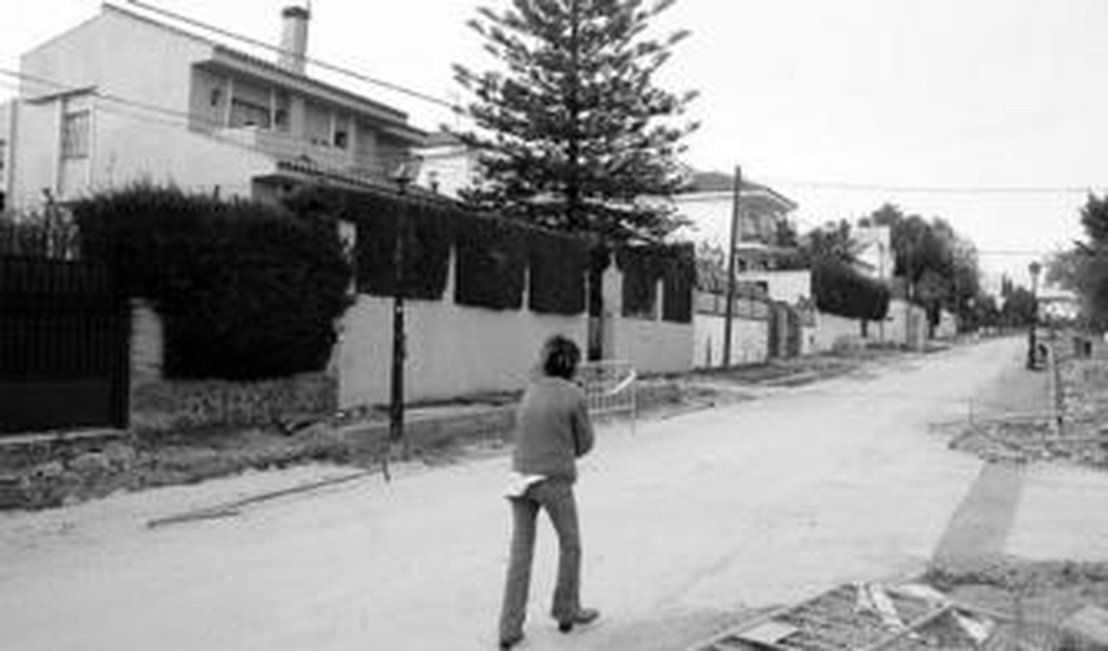 Una mujer camina ayer por Montealto.