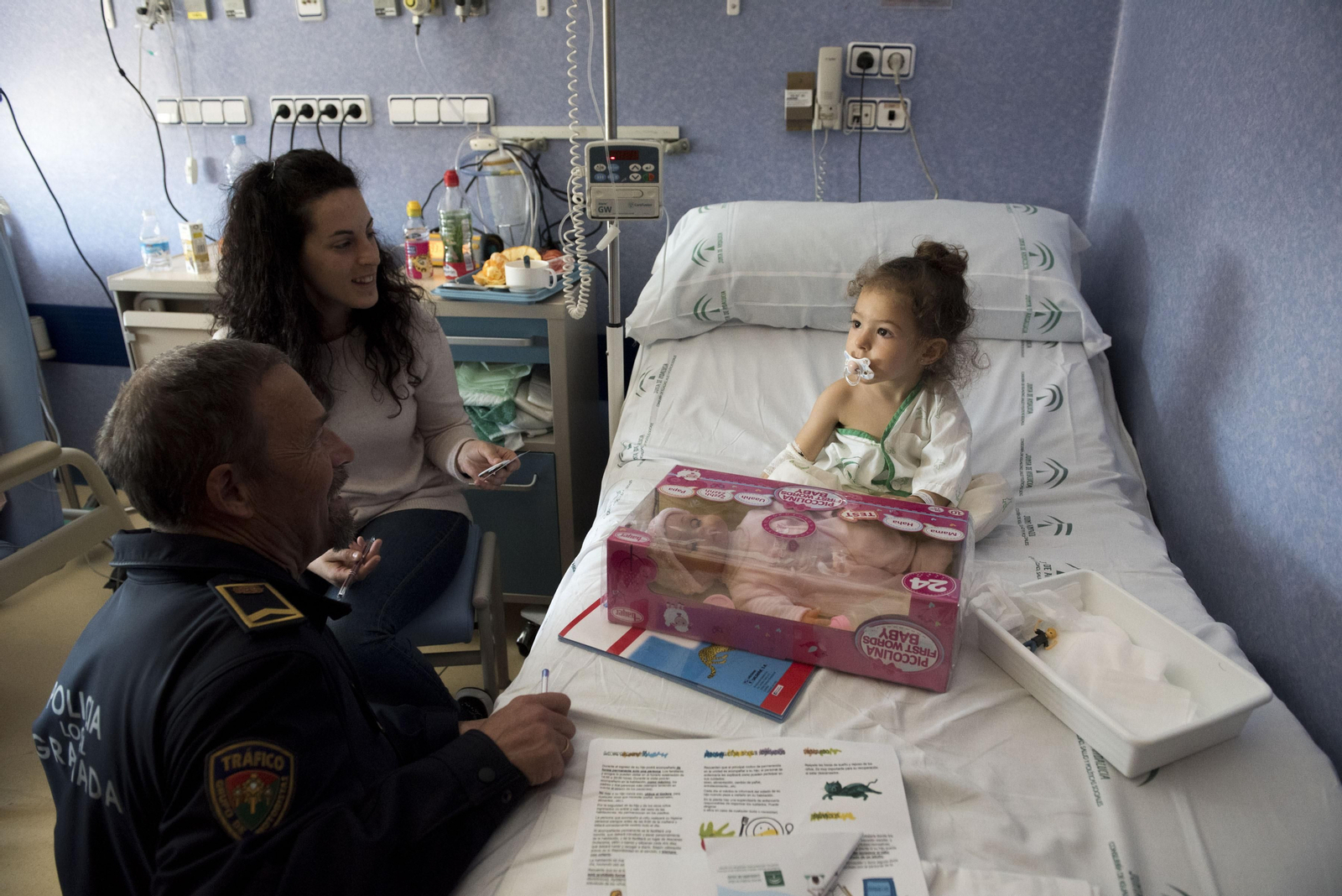Las Fuerzas de Seguridad visitan a los menores ingresados en el Hospital Materno Infantil