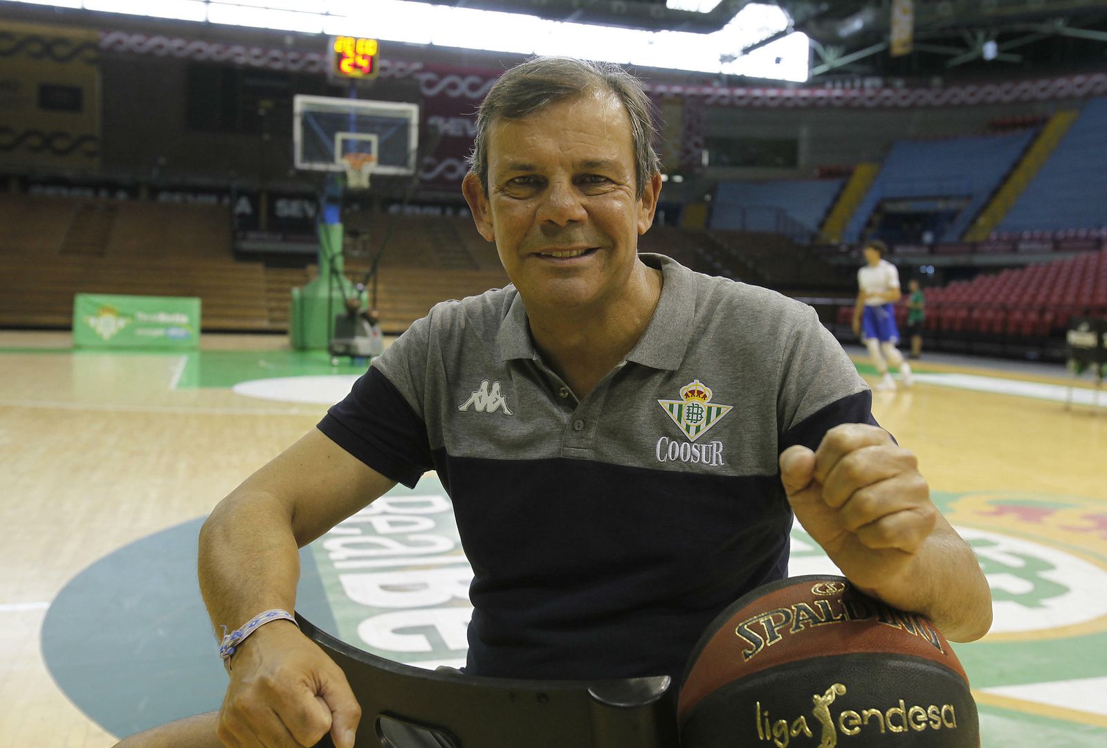 Juanma Rodríguez posa en la pista principal de San Pablo.