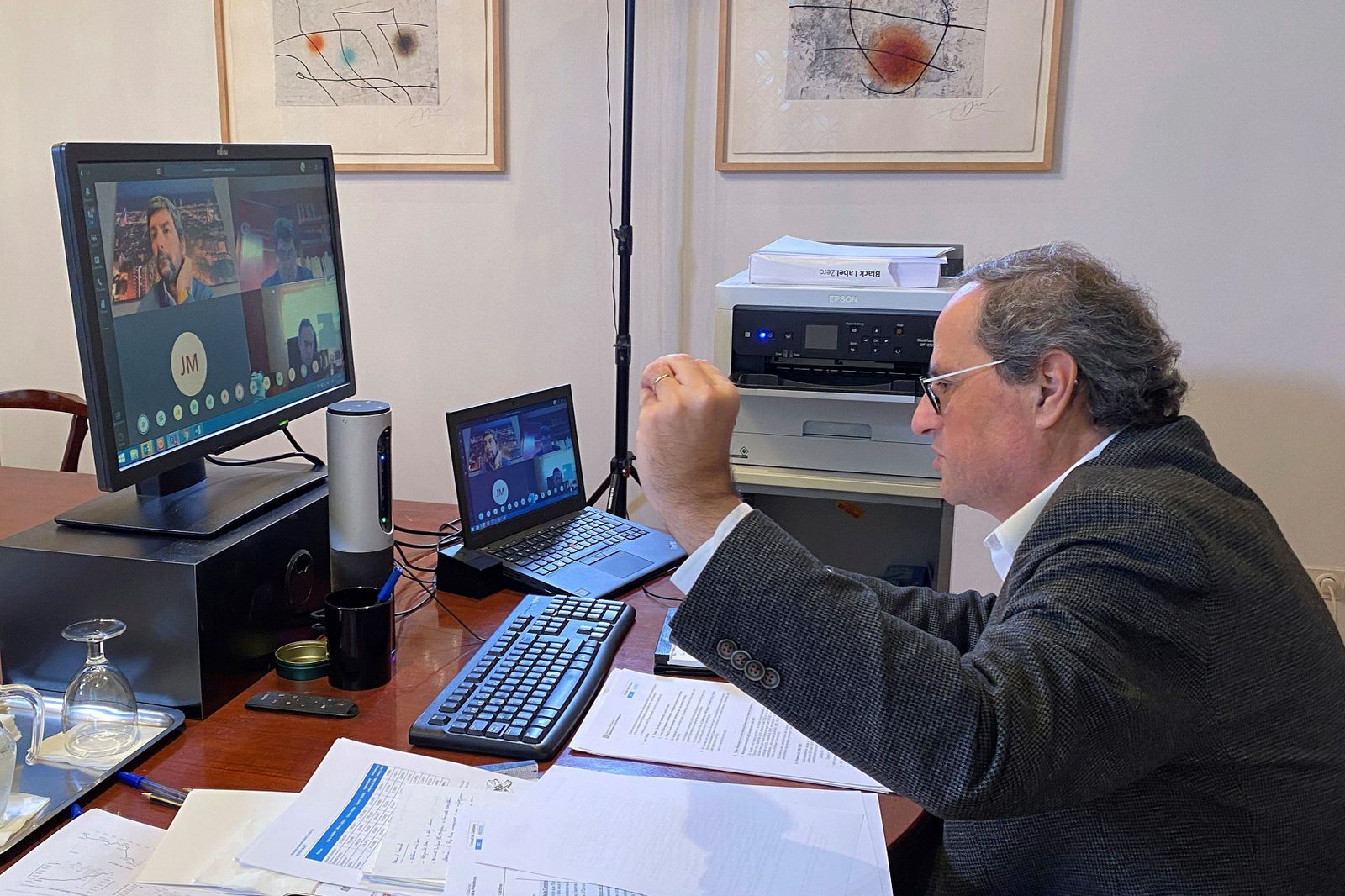 El presidente catalán, Quim Torra, este lunes durante una videoconferencia en su despacho oficial.