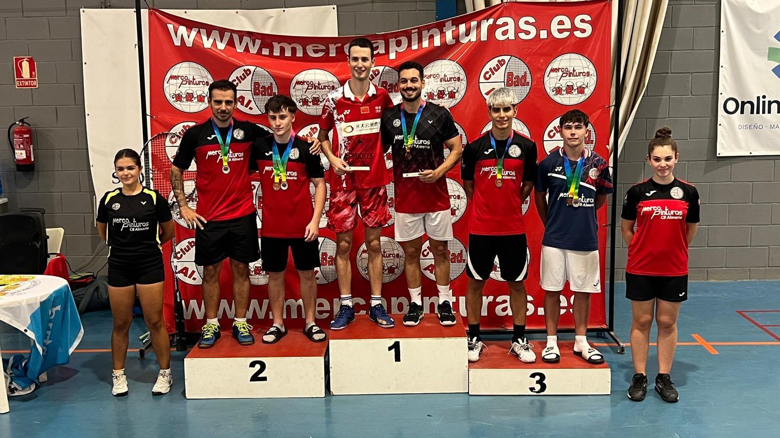 Uno de los podios de la competición de bádminton celebrada en el Pabellón José Antonio Segura.