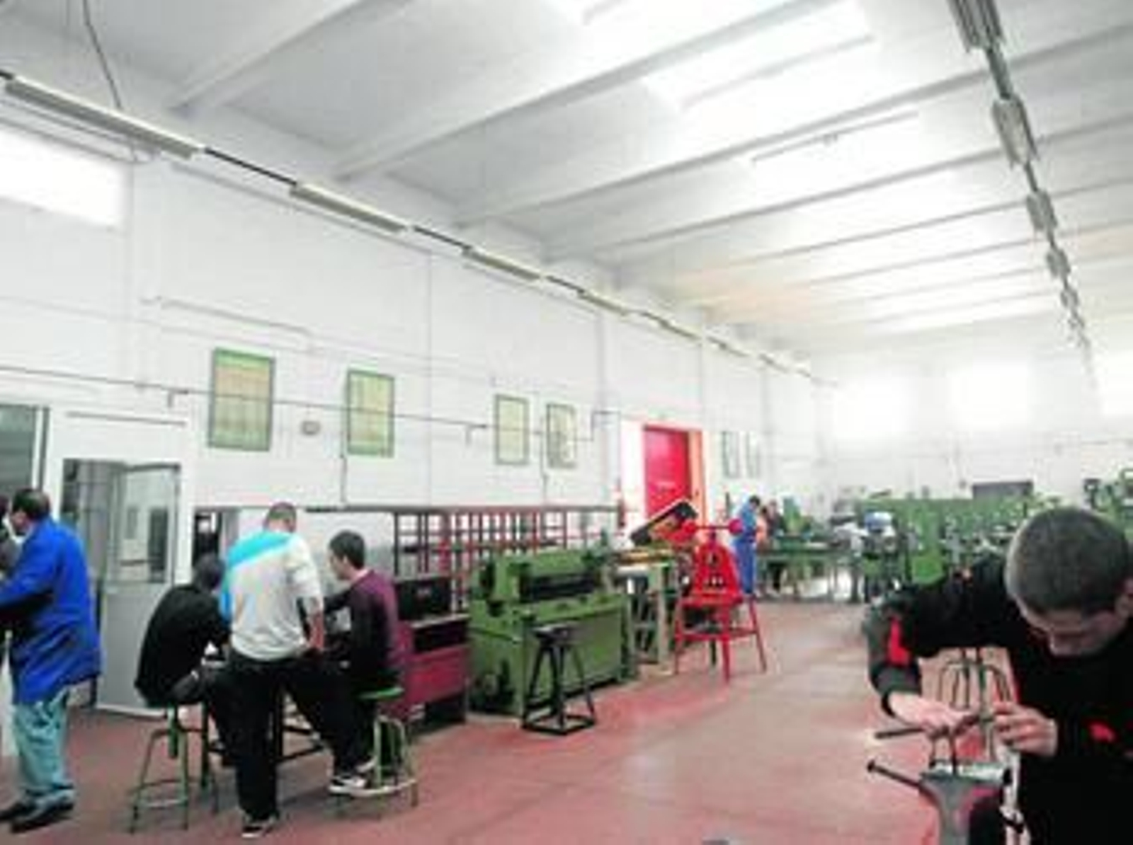 Instantánea tomada en el taller de mecánica, una vez que ha sido reparado el techo.