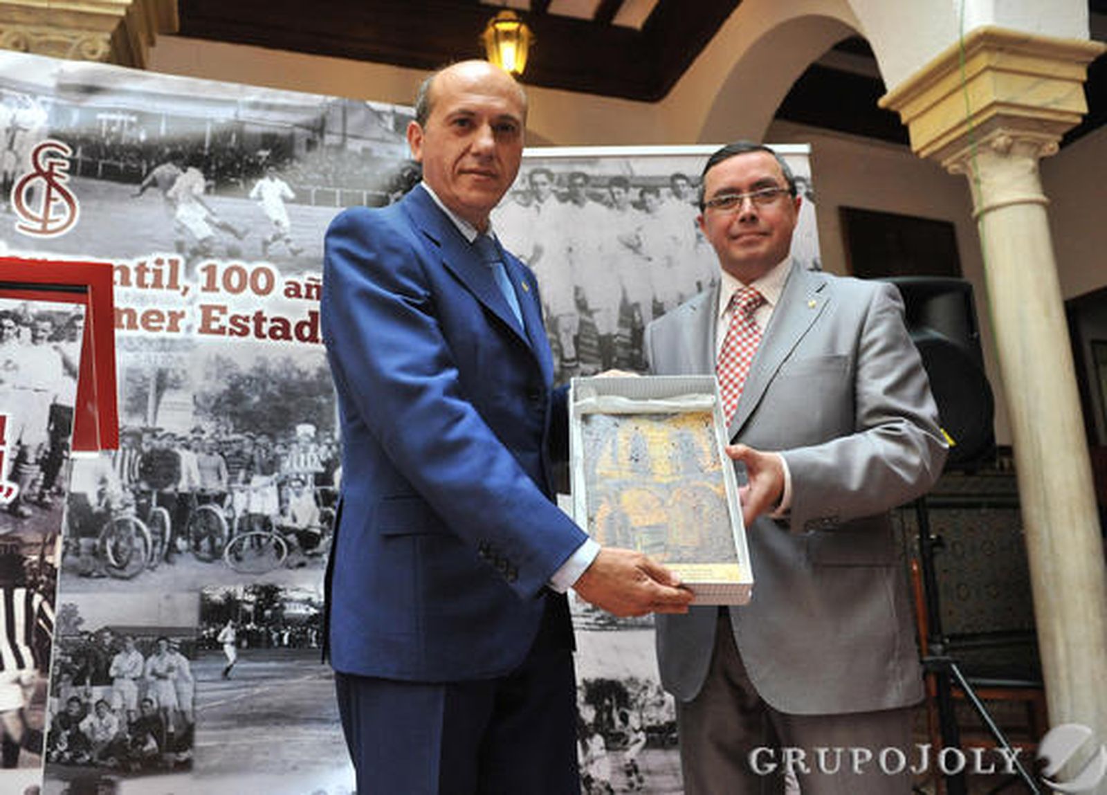 El Sevilla rememora sus inicios con una exposición en el Círculo Mercantil por los 100 años del primer campo oficial donde jugó.

Foto: Juan Carlos Vázquez