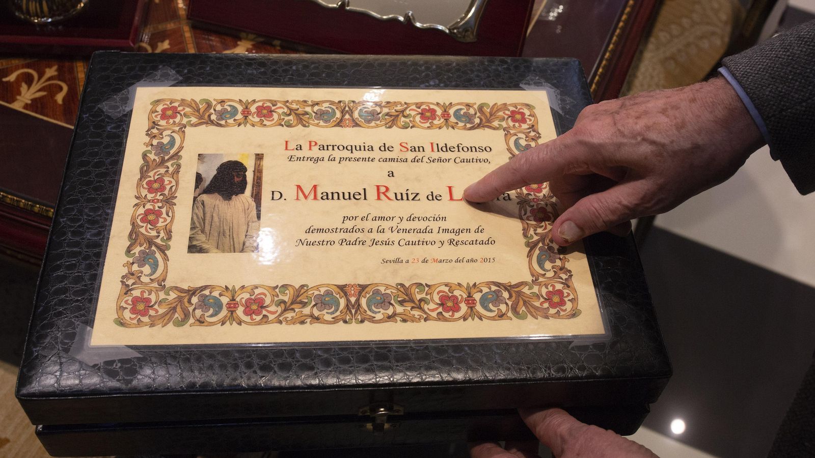 Caja de la parroquia de San Ildefonso en la que guarda los antiguos brazos del Cautivo.