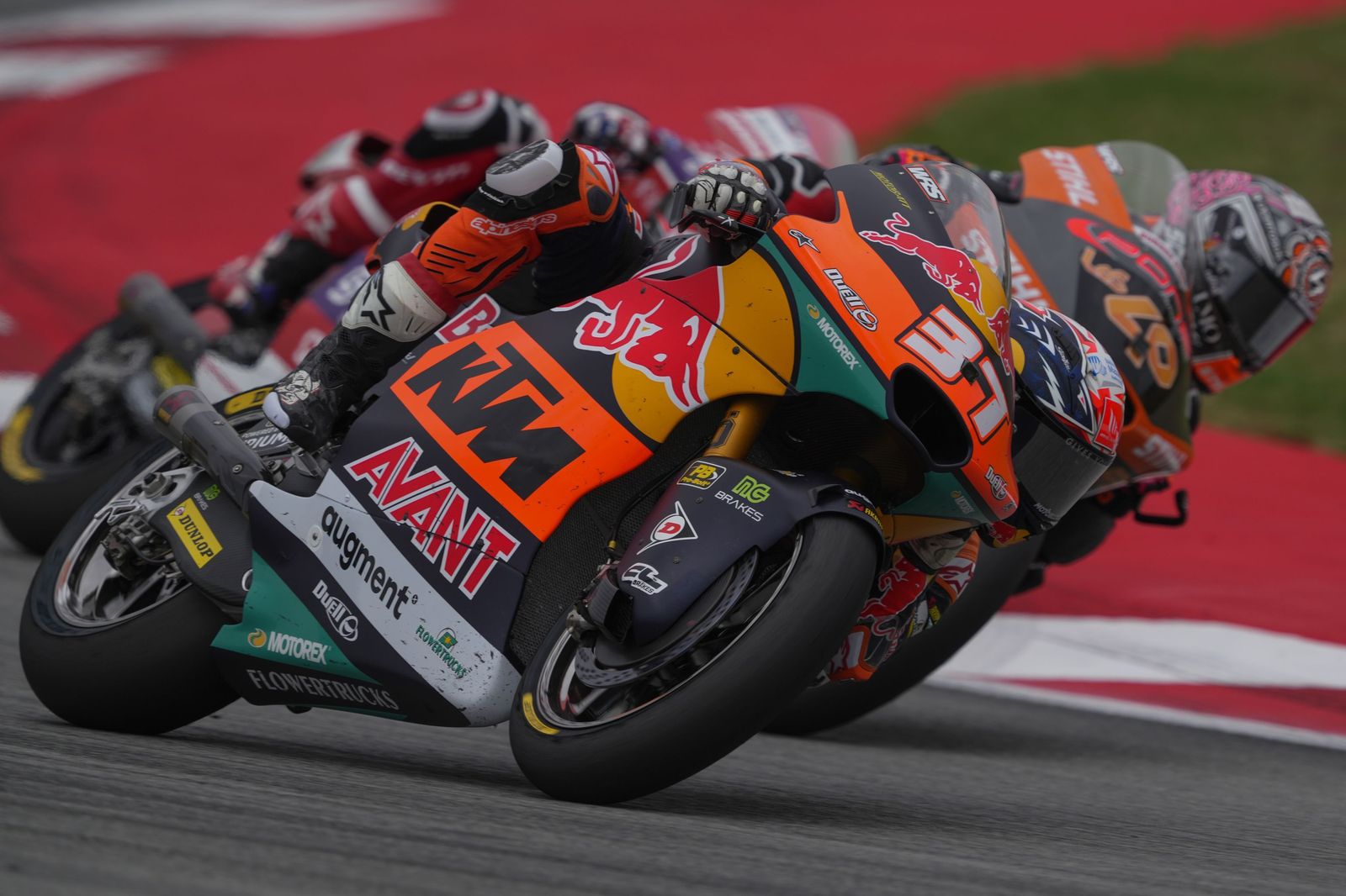 Las cariñosas fotos de Piqué, Clara Chía en el Mundial de Motos en Montmeló