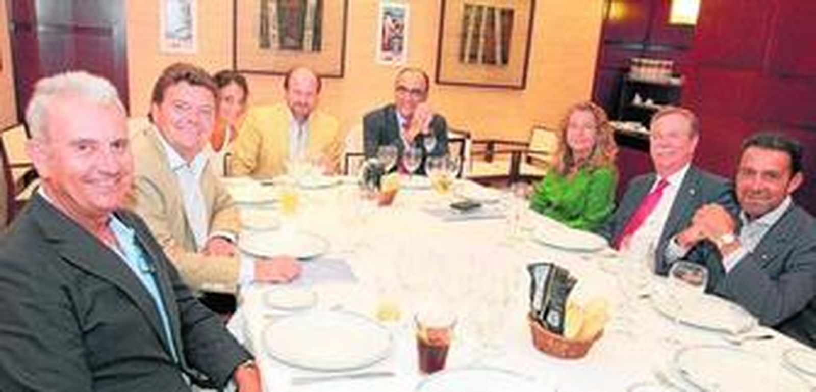 Los componentes del jurado de esta vigesimotercera edición de los premior taurinos, junto a los patrocinadores, antes de que diera comienzo la deliberación.