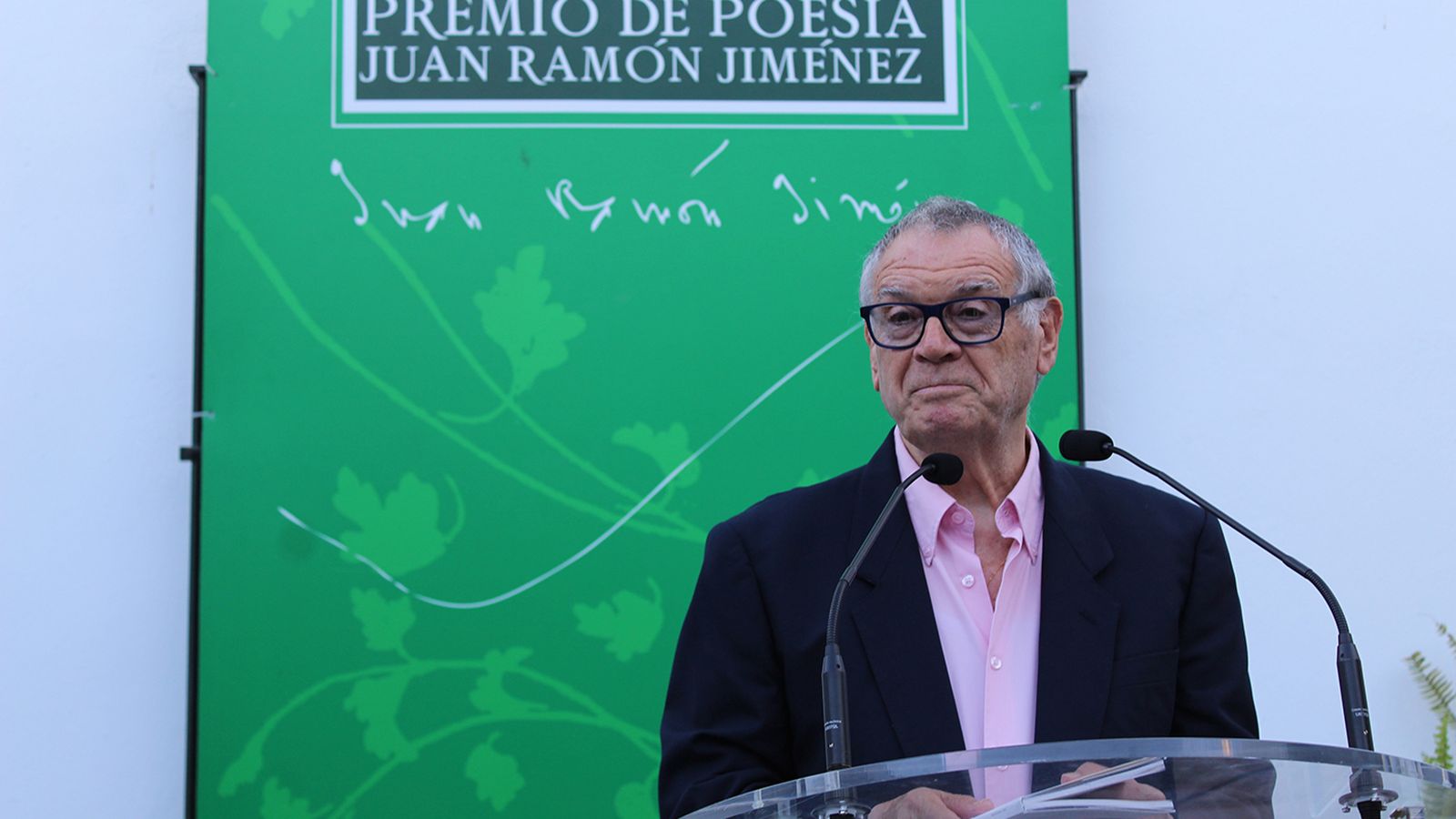 El escritor sevillano se mostró agradecido por la distinción.