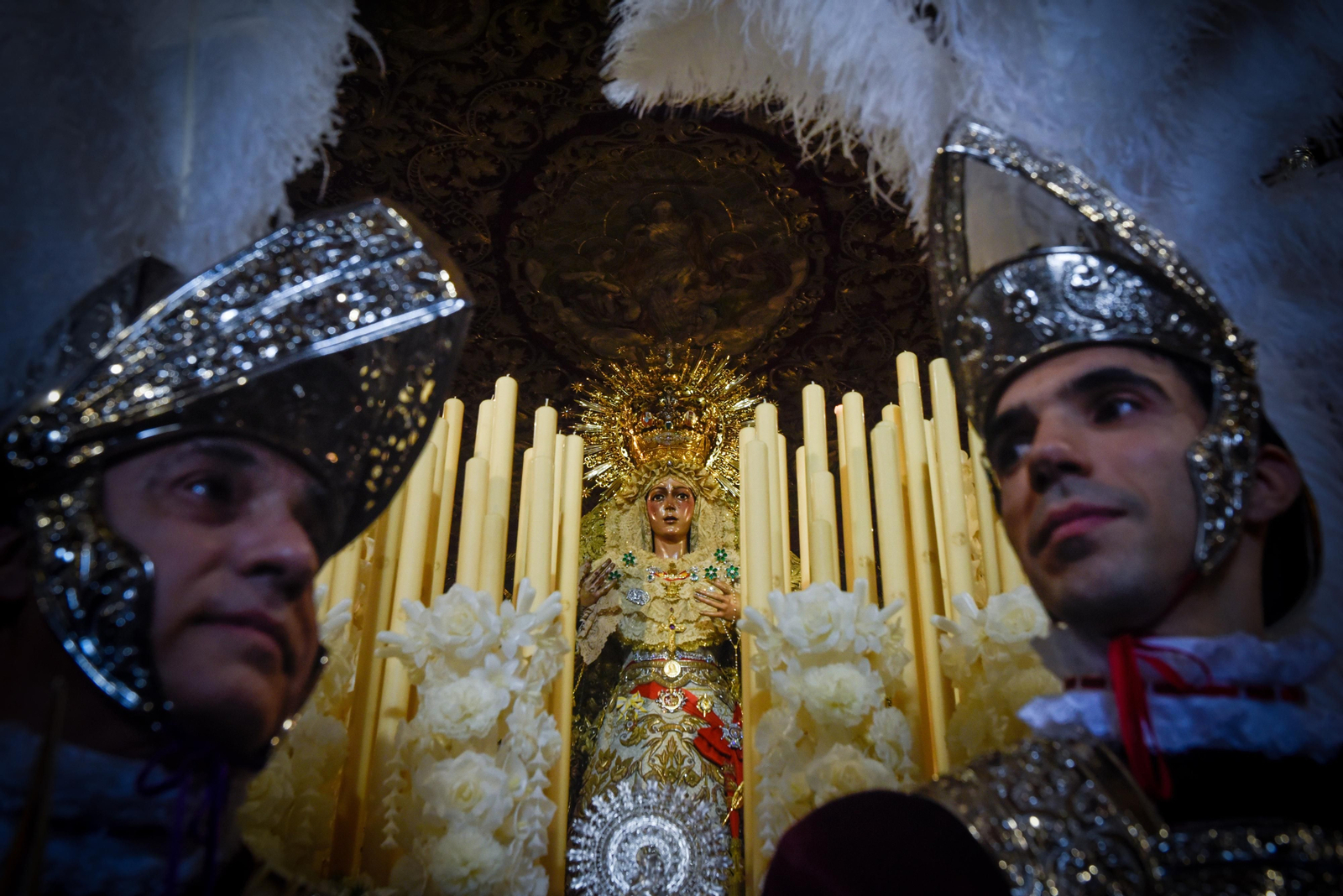 Las imágenes del ambiente en la Macarena y el Gran Poder el Jueves Santo en la Semana Santa de Sevilla 2024