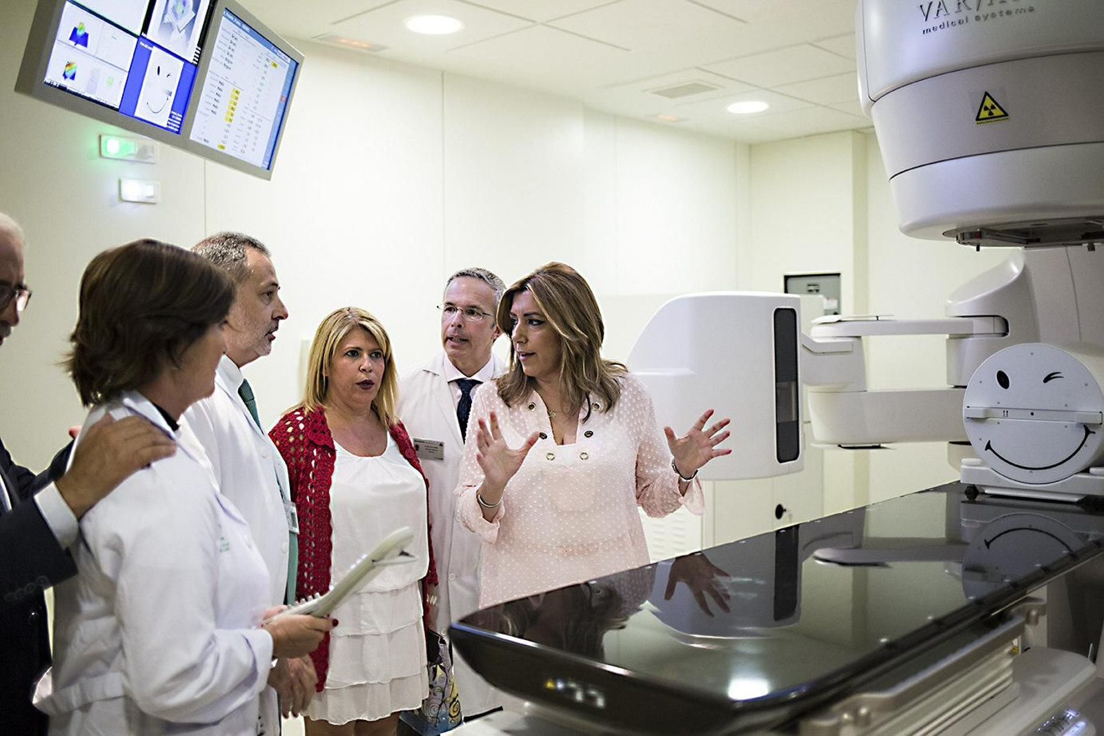 La ex presidenta de la Junta, Susana Díaz, visita una unidad de radioterapia del hospital de Jerez.
