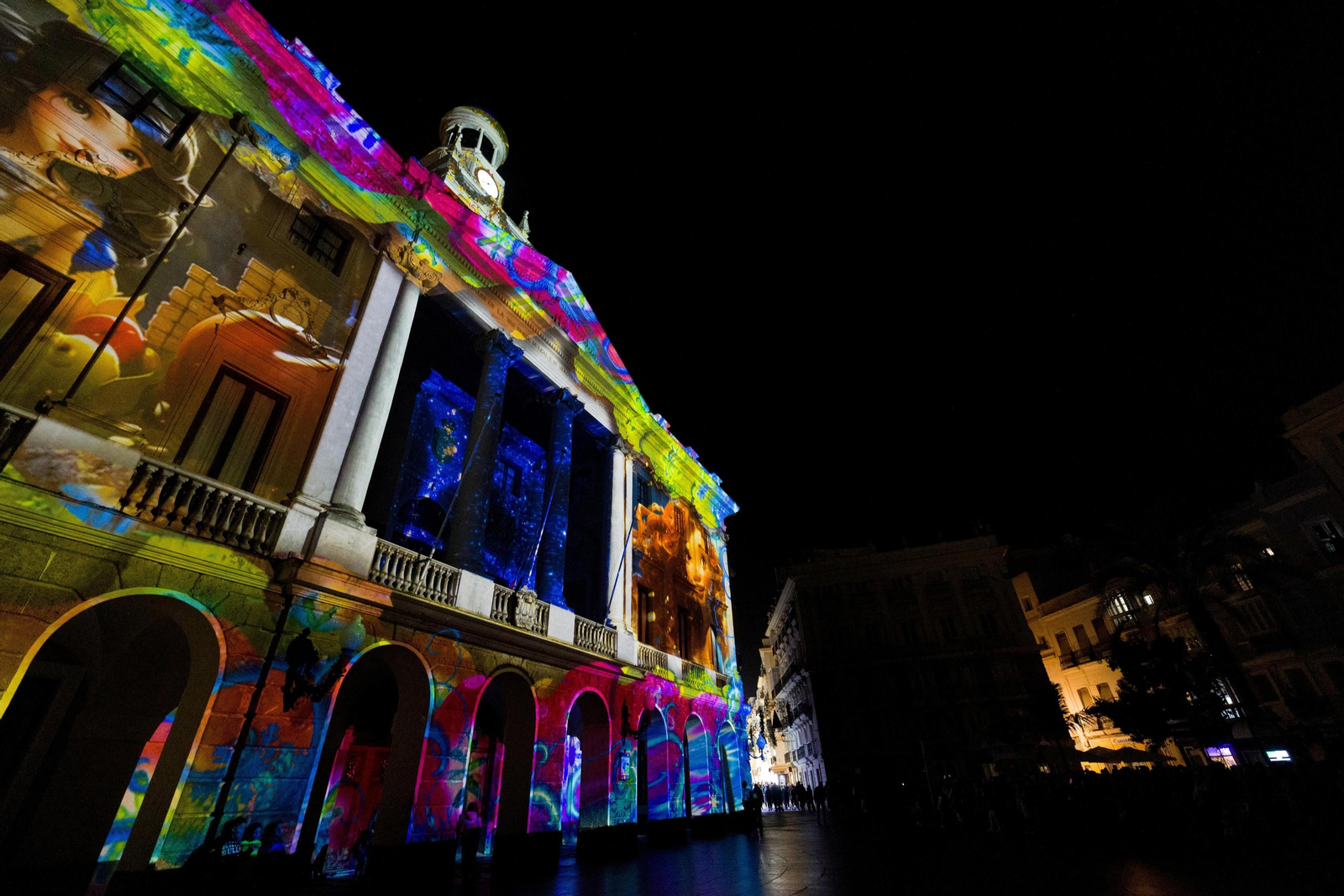 Navidad en Cádiz 2023: Las imágenes del 'mapping', el espectáculo audiovisual en la fachada del Ayuntamiento