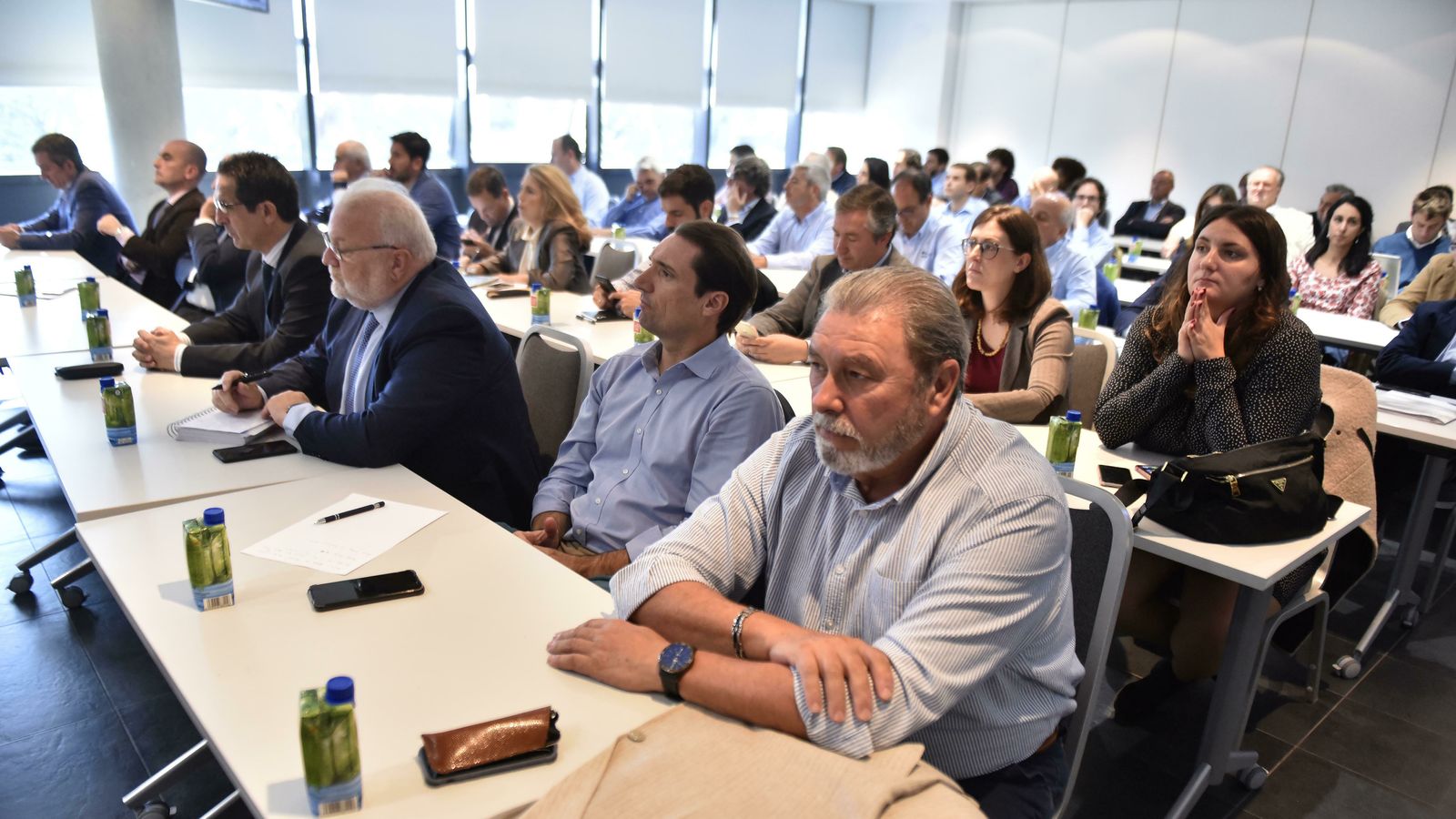 Más público asistente a las jornadas Ports 4.0. En primer plano, Juan Bautista Ginés, dirigente de UGT de Sevilla.