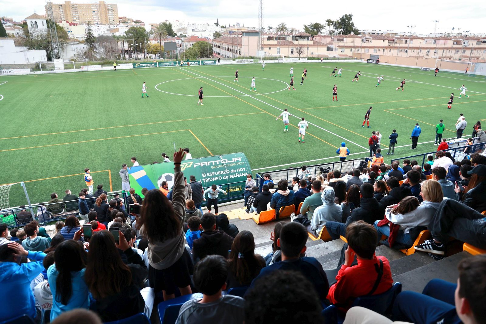 Una vista de los numerosos aficionados que presenciaron el partido.