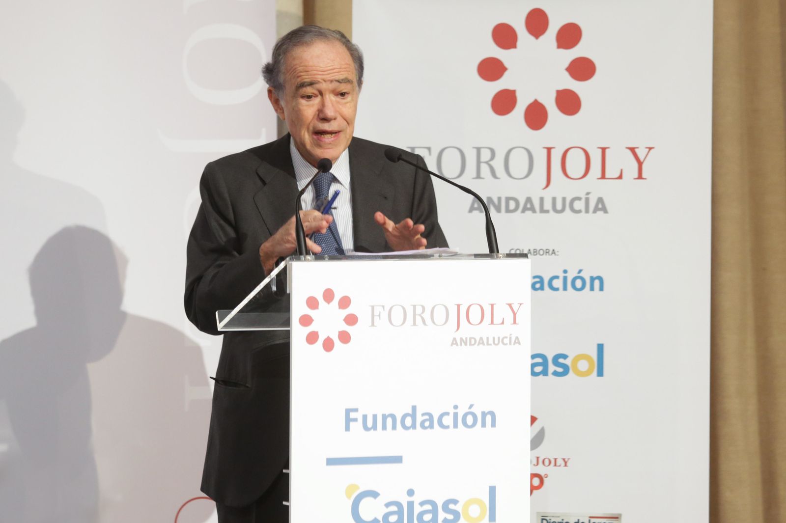 Gregorio Marañón y Bertrán de Lis, presidente del Patronato del Teatro Real, durante su intervención en la sede de la Fundación Cajasol en Sevilla.