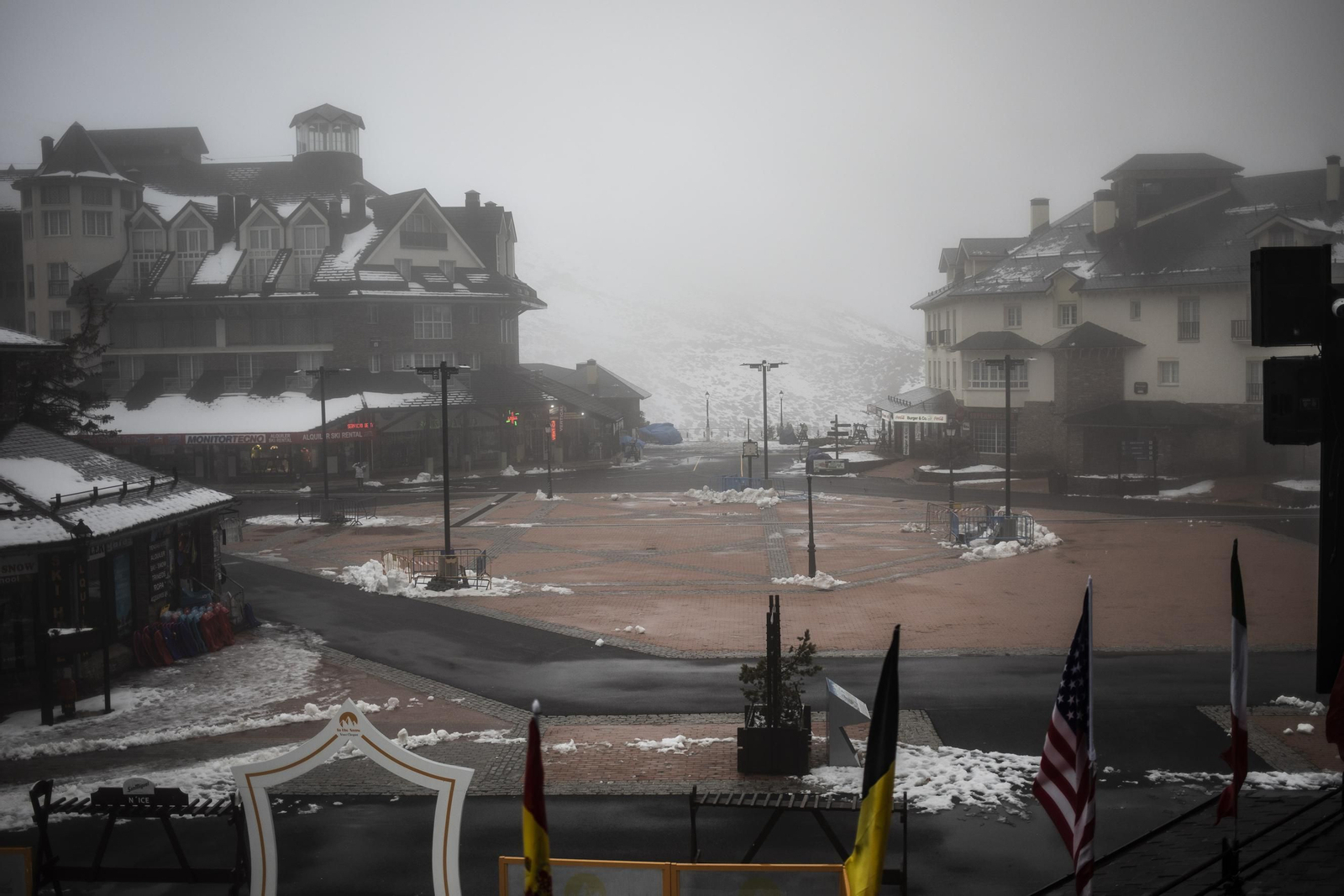 Aspecto de la plaza de Andalucía de Sierra Nevada la mañana del viernes