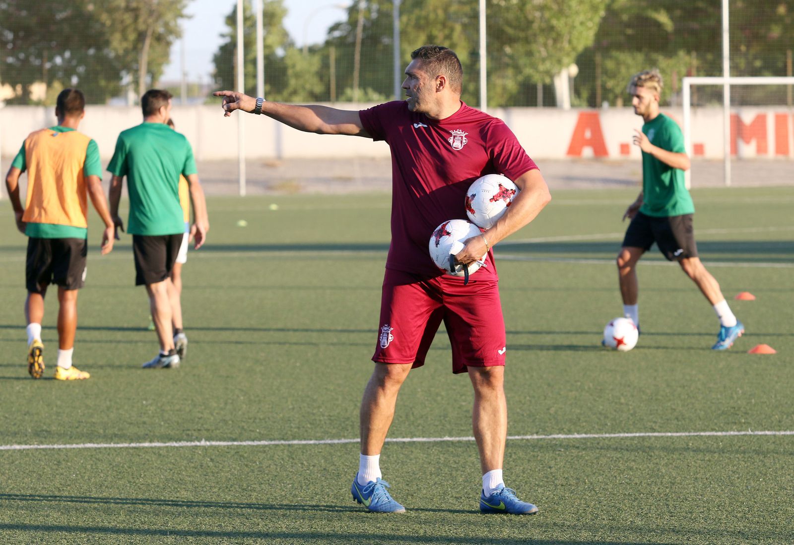 Rafa Navarro, técnico del Espeleño, en un entrenamiento.