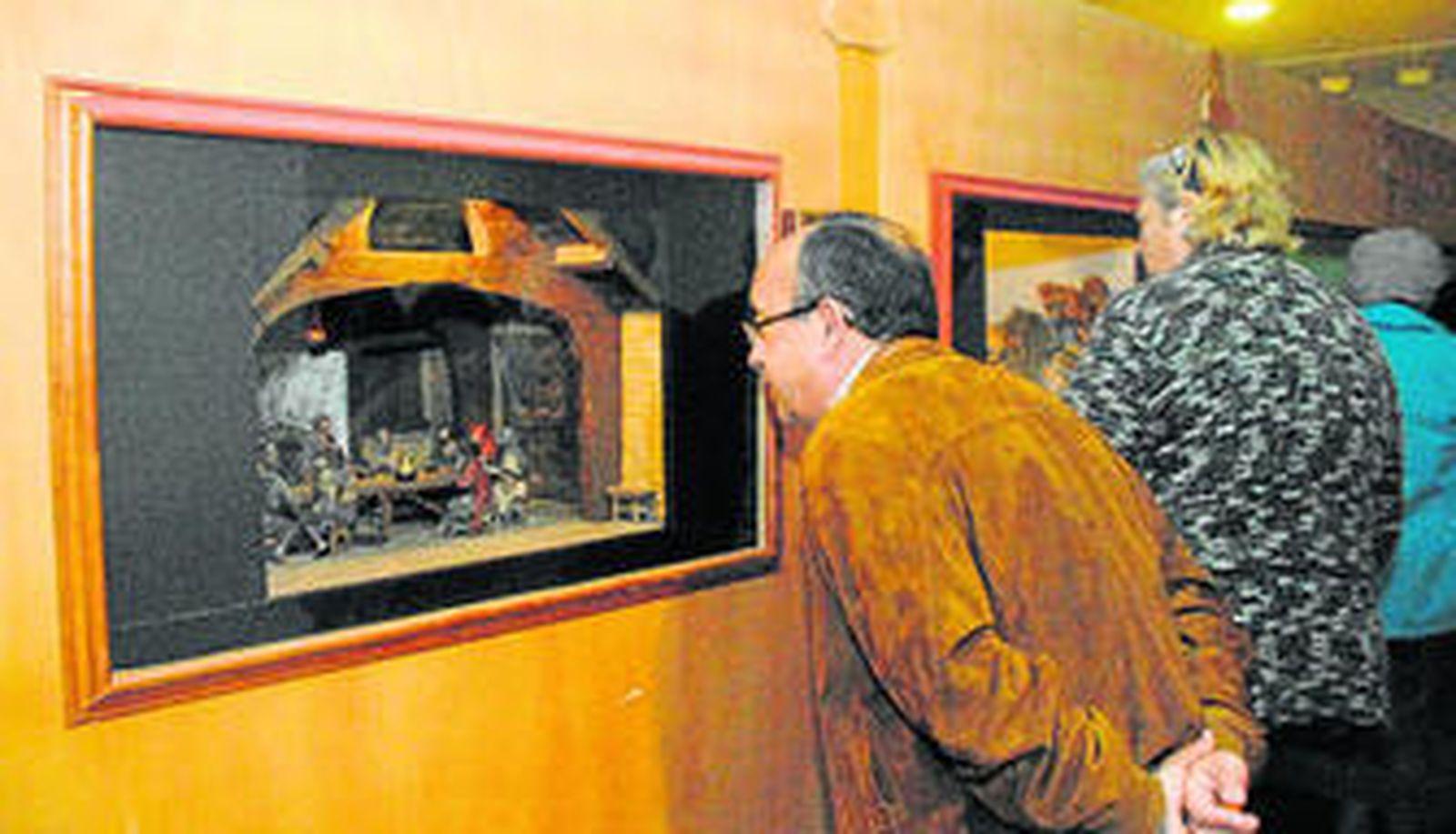 Un asistente a la muestra mira atentamente uno de los dioramas sobre la Pasión de Jesucristo.